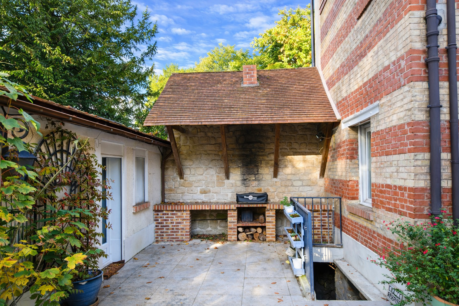 CHATOU BAS – SECTEUR BRIMONT – 10 MN RER – CHARMANTE MAISON DE 143 M² – DEPENDANCE AMENAGEE DE 13,56 m² au calme absolu, sans vis-à-vis