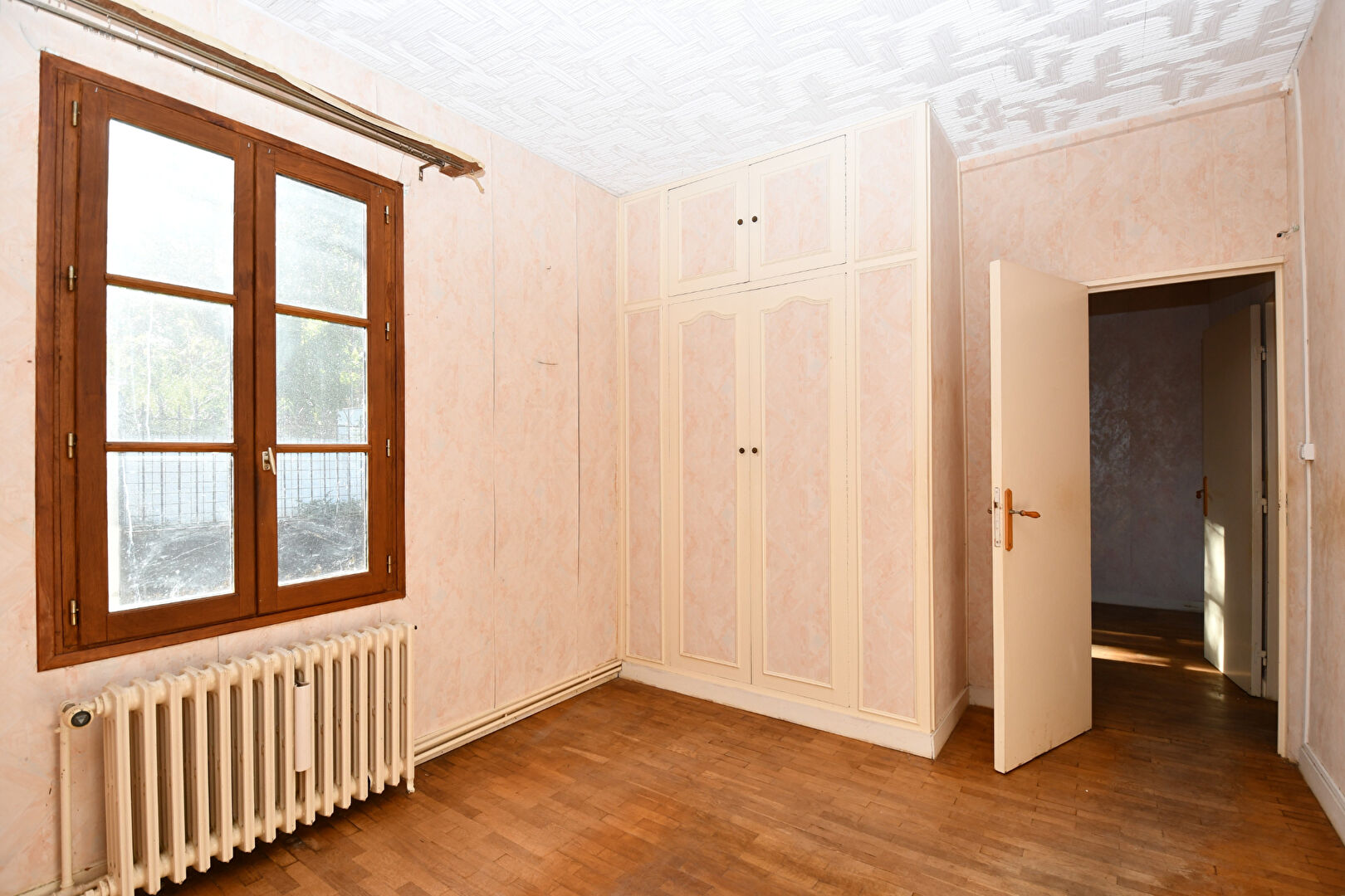 CROISSY-SUR-SEINE – MAISON AVEC PROJET D&rsquo;AGRANDISSEMENT – DEPENDANCE AMENAGEE –  TERRAIN DE 714 M²