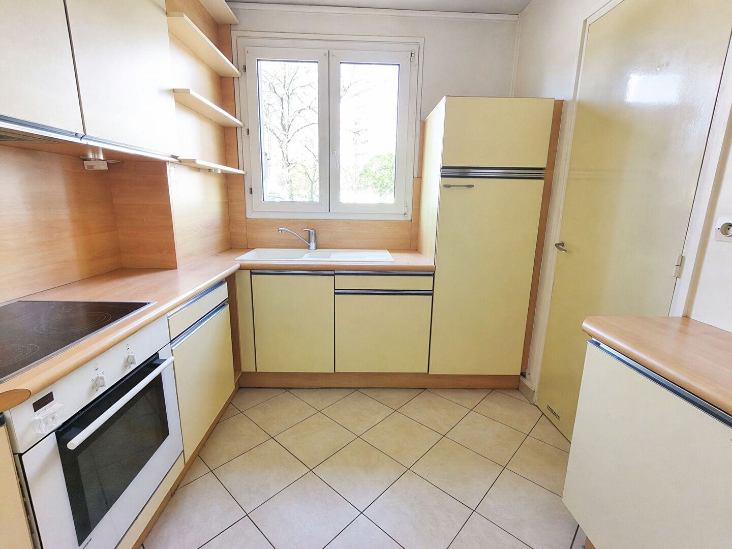 CHATOU  appartement 4 pièces de 74.5 m² avec 2 chambres et possibilité de 3, cave et box