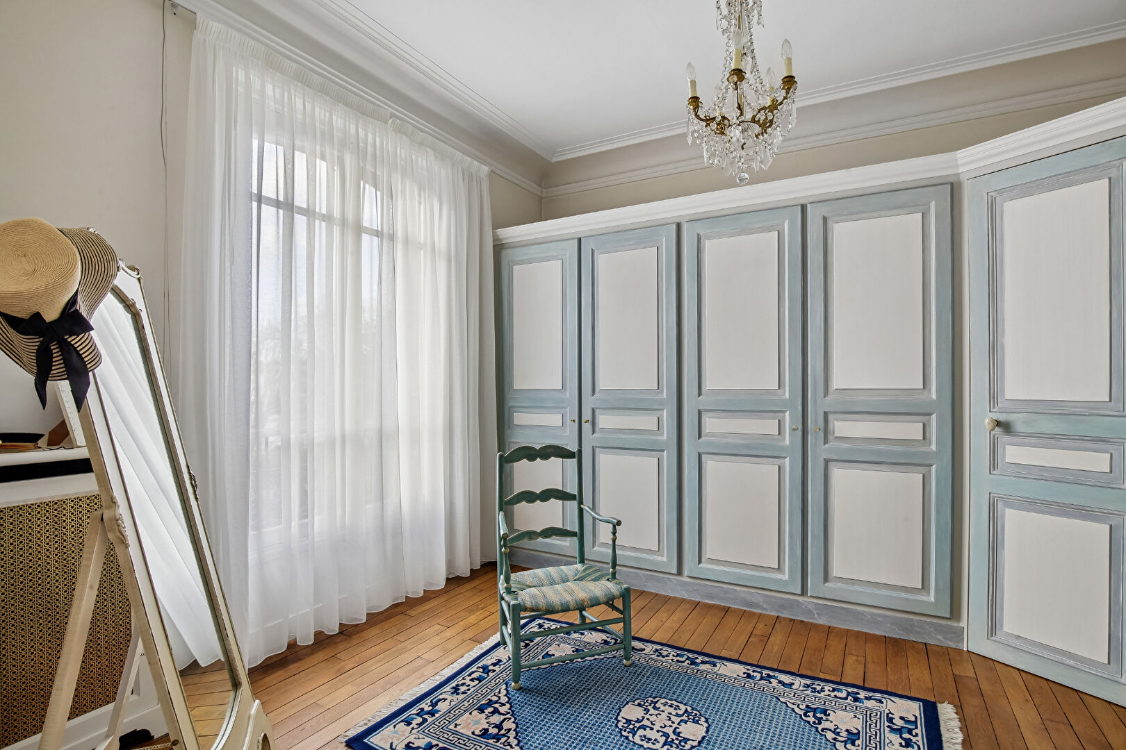 LE VESINET SUD – MAGNIFIQUE PROPRIETE DE 308 M² –  6 CHAMBRES – TERRAIN 1541 M²  – PISCINE – DEPENDANCE AMENAGEE 18 M² –