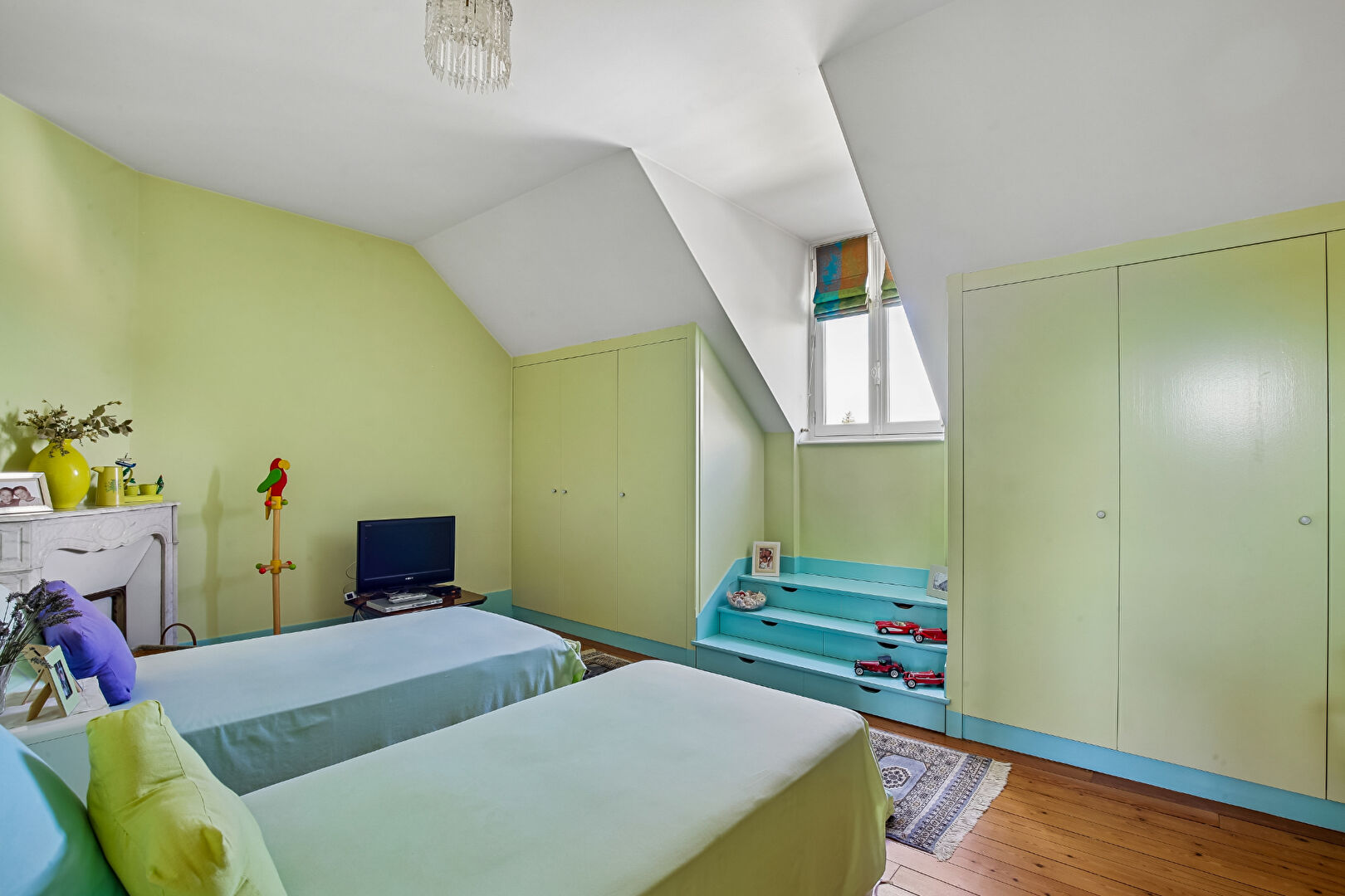 LE VESINET SUD – MAGNIFIQUE PROPRIETE DE 308 M² –  6 CHAMBRES – TERRAIN 1541 M²  – PISCINE – DEPENDANCE AMENAGEE 18 M² –