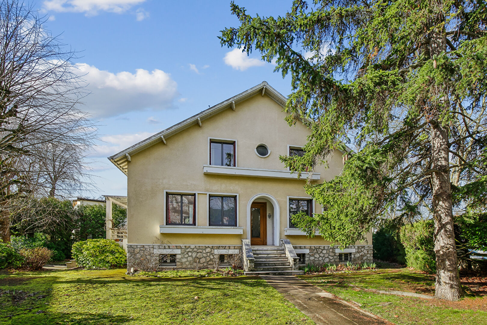 LE VESINET  – HYPER CENTRE – MAISON DE 186 M² – TERRAIN  700 m² – 5 MN RER