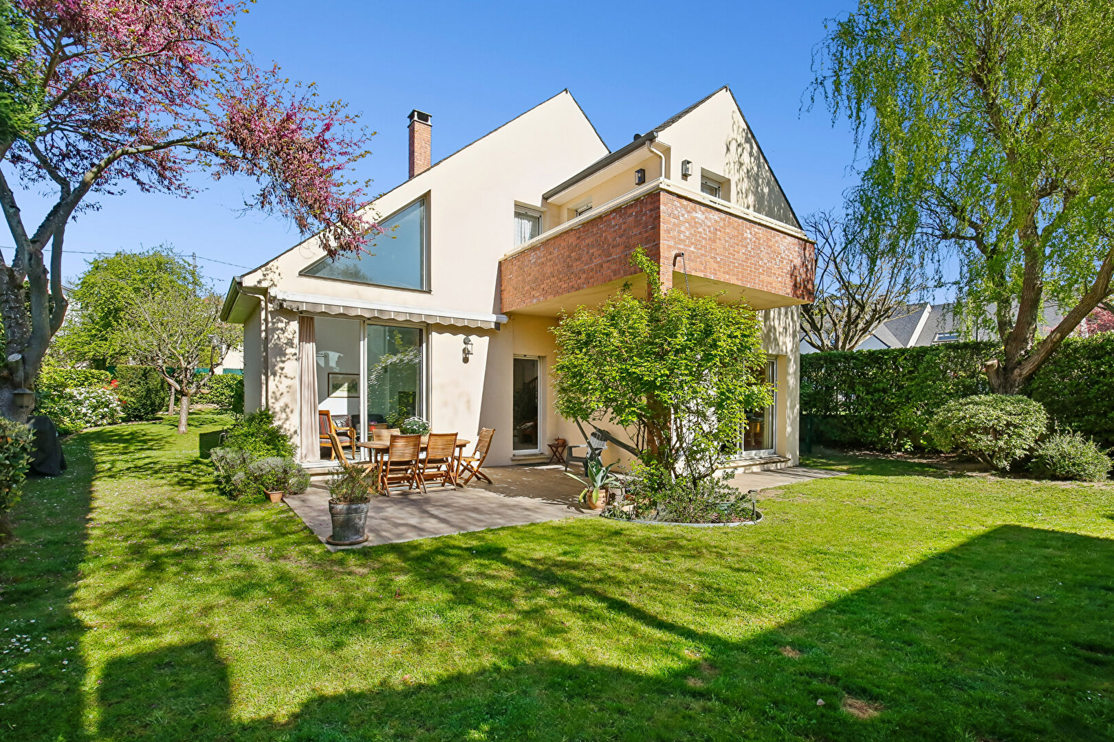 EXCLUSIVITE CHATOU – MAISON CONTEMPORAINE DE 190  M² – TERRAIN 706 M² – SOUS-SOL – AU CALME- LUMINEUX – SANS VIS A VIS