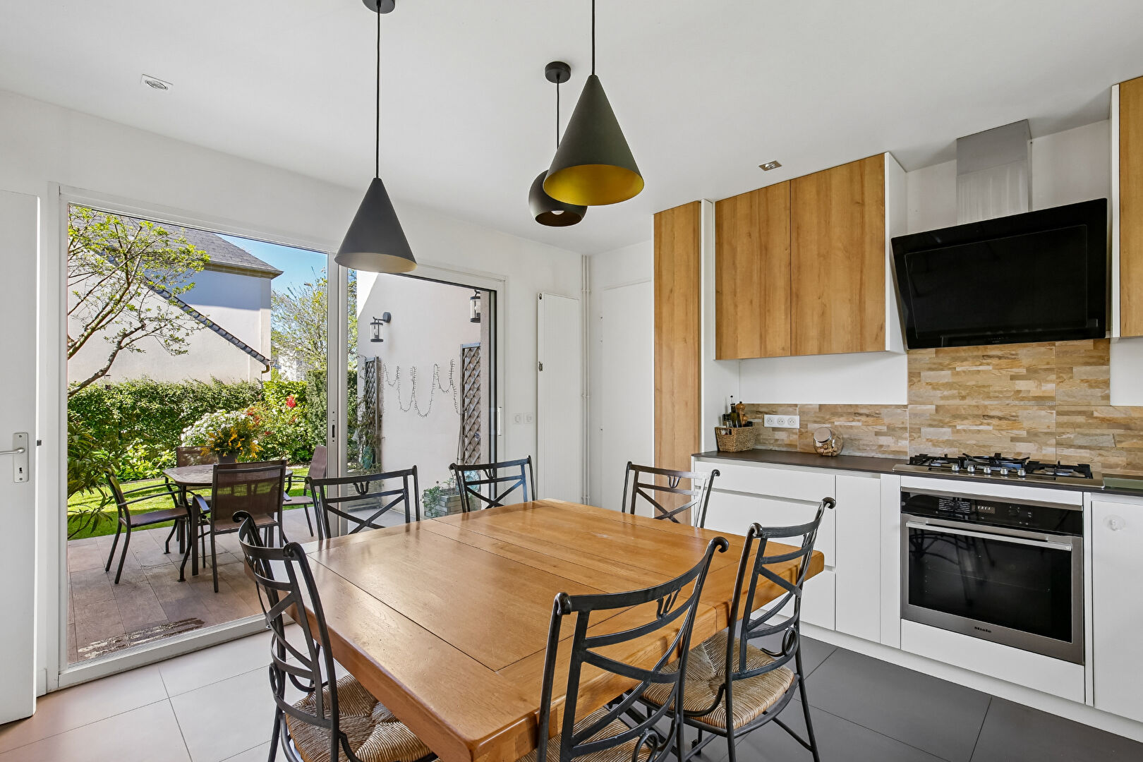 EXCLUSIVITE CHATOU – MAISON CONTEMPORAINE DE 190  M² – TERRAIN 706 M² – SOUS-SOL – AU CALME- LUMINEUX – SANS VIS A VIS