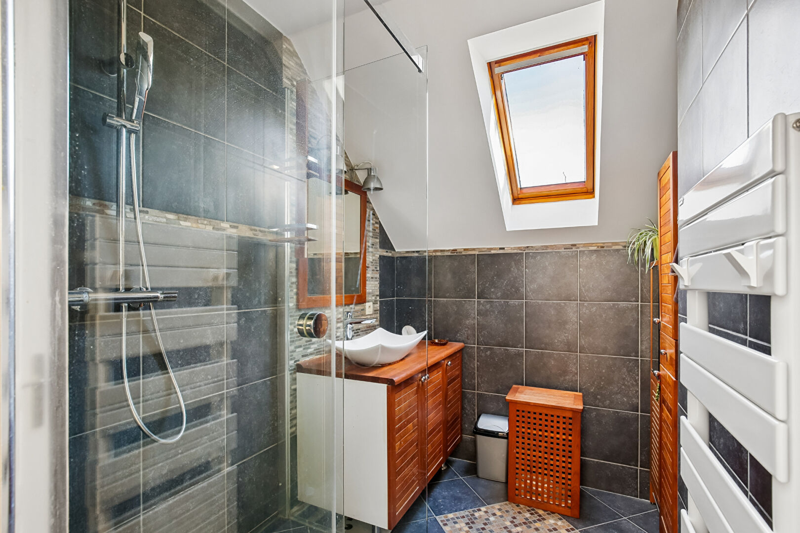 EXCLUSIVITE CHATOU – MAISON CONTEMPORAINE DE 190  M² – TERRAIN 706 M² – SOUS-SOL – AU CALME- LUMINEUX – SANS VIS A VIS