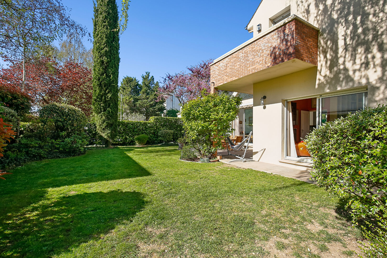 EXCLUSIVITE CHATOU – MAISON CONTEMPORAINE DE 190  M² – TERRAIN 706 M² – SOUS-SOL – AU CALME- LUMINEUX – SANS VIS A VIS