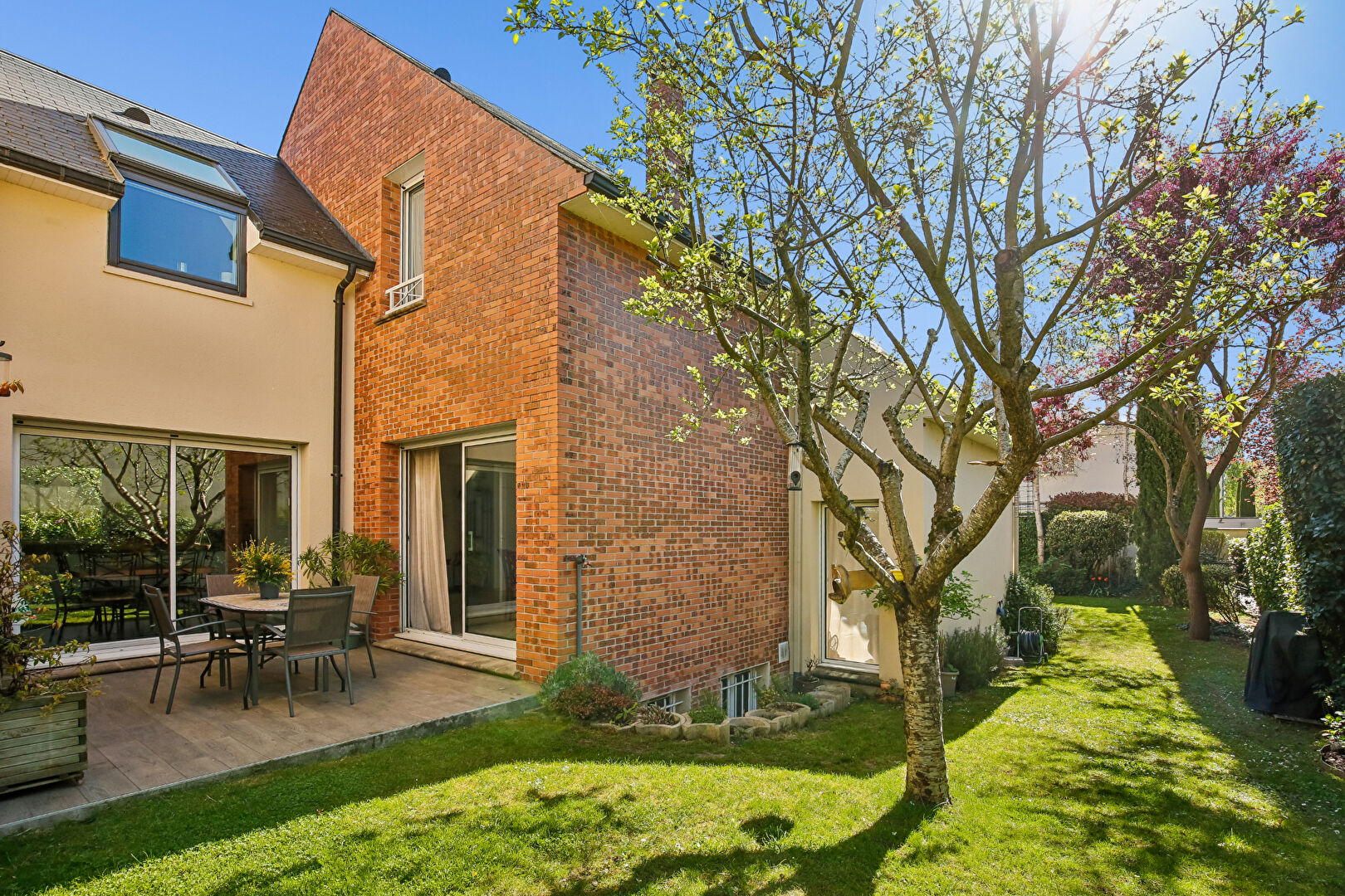 EXCLUSIVITE CHATOU – MAISON CONTEMPORAINE DE 190  M² – TERRAIN 706 M² – SOUS-SOL – AU CALME- LUMINEUX – SANS VIS A VIS