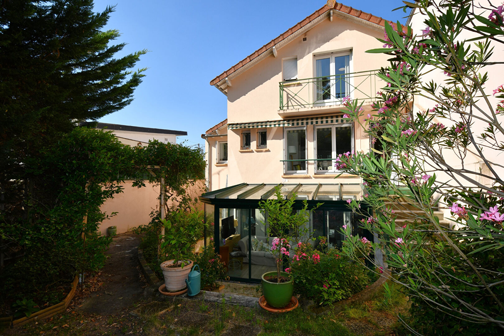 CHATOU – MAISON DE 148 M² – TERRAIN 558 M²  – PROCHE COMMERCES ET ECOLES