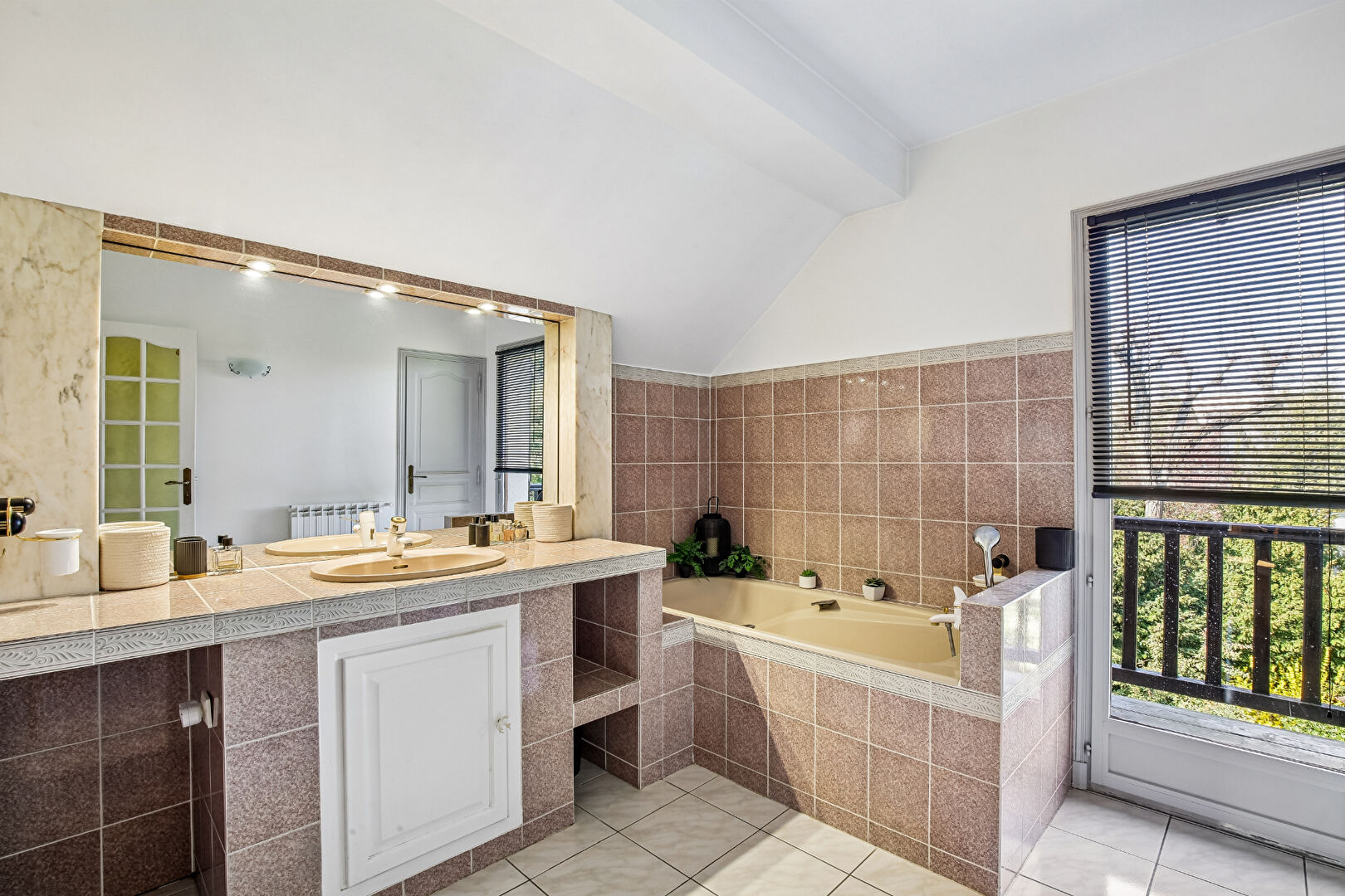 CHATOU BAS 15 MN RER –  MAISON FAMILIALE DE 212 m2  – 5  CHAMBRES – TERRAIN  809 M²