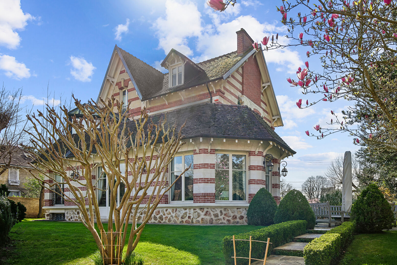 LE VESINET SUD – MAGNIFIQUE PROPRIETE DE 308 M² –  6 CHAMBRES – TERRAIN 1541 M²  – PISCINE – DEPENDANCE AMENAGEE 18 M² –