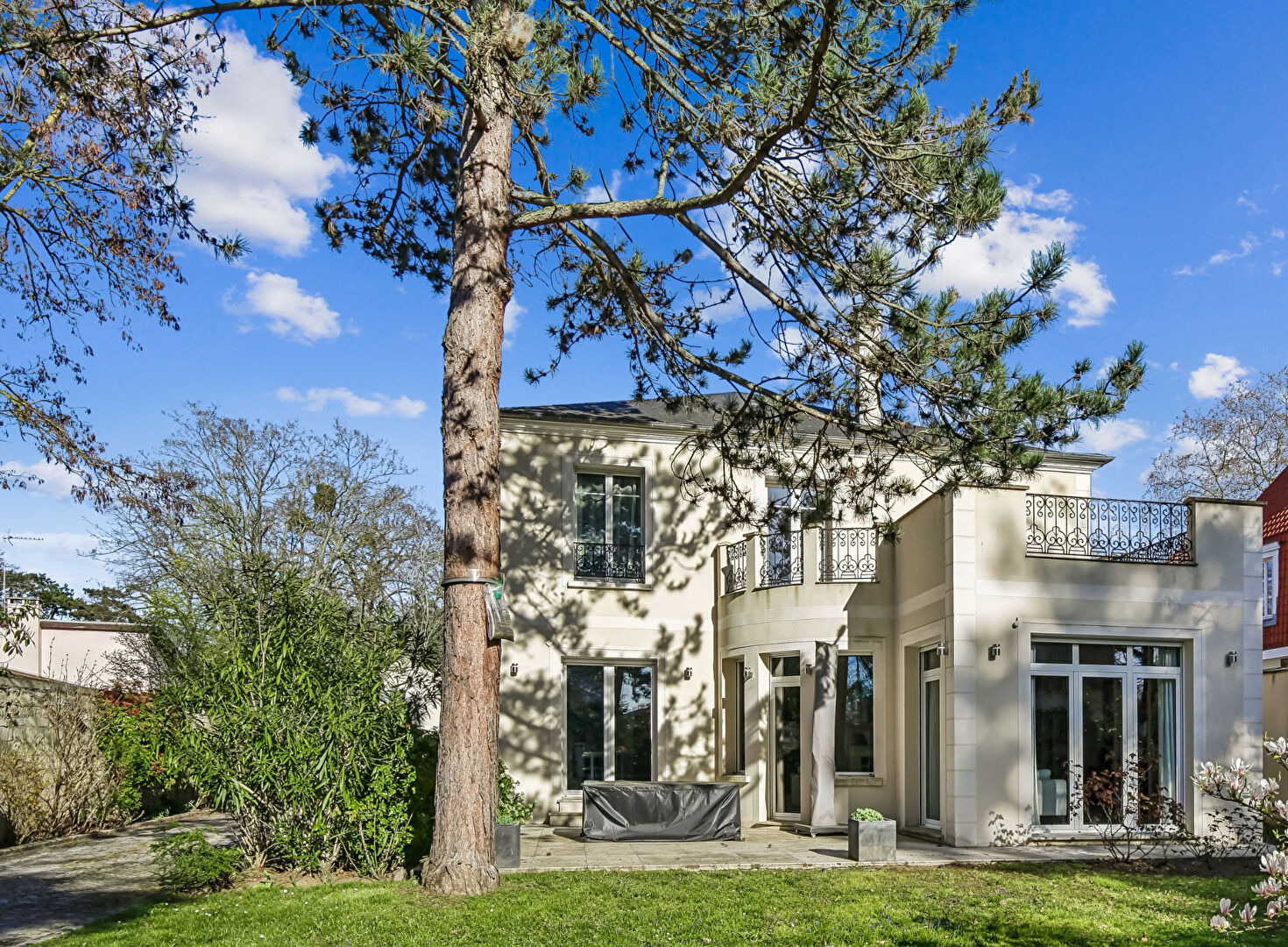 LE VESINET 4 MIN RER, MAGNIFIQUE PROPRIETE CONTEMPORAINE –  256 M² – TERRAIN 1202 M² – BELLES PRESTATIONS