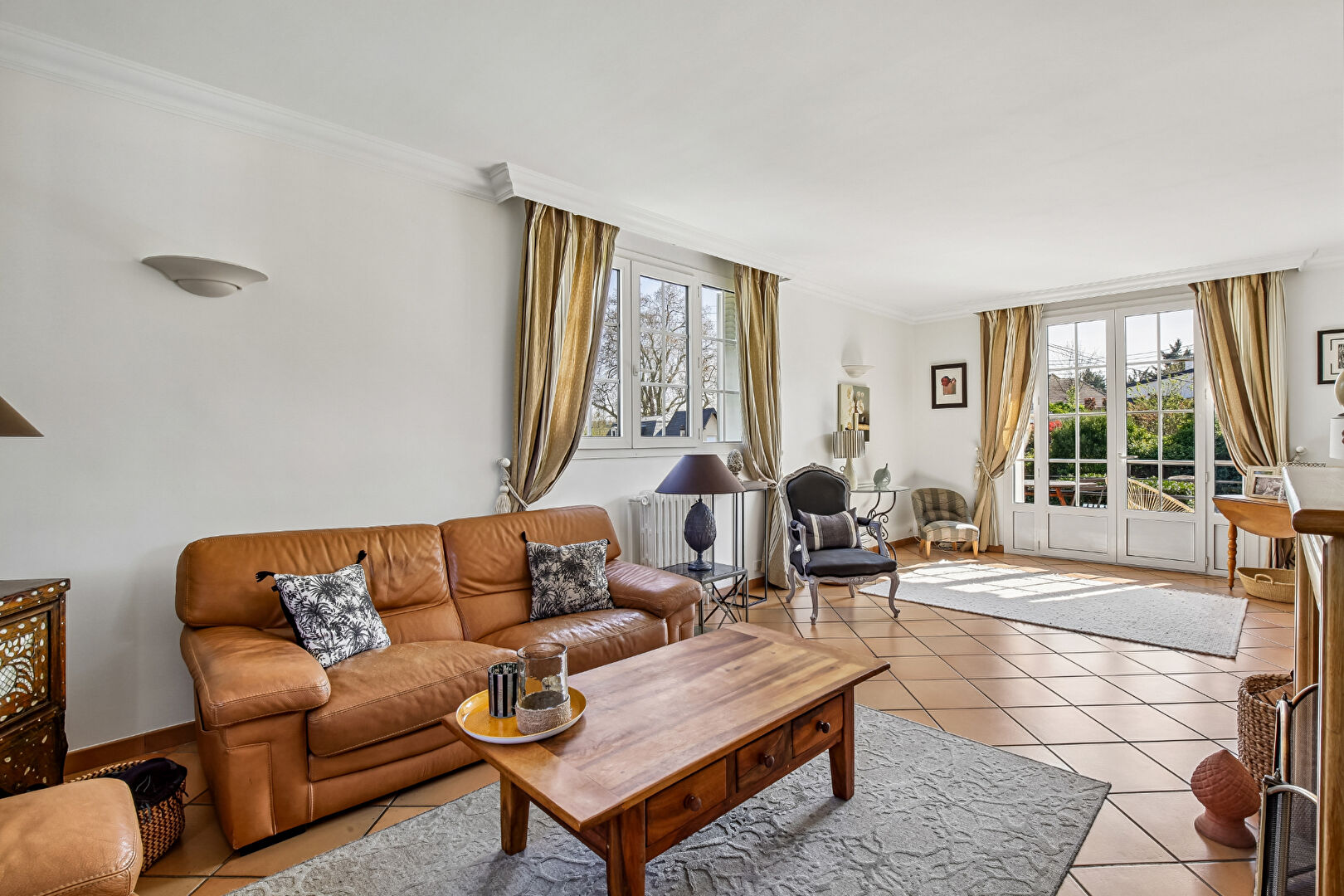 CHATOU BAS 15 MN RER –  MAISON FAMILIALE DE 212 m2  – 5  CHAMBRES – TERRAIN  809 M²