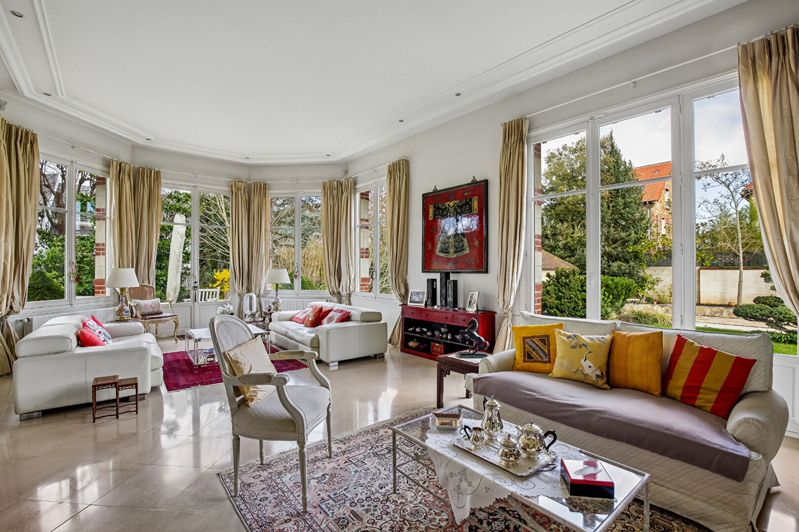 LE VESINET SUD – MAGNIFIQUE PROPRIETE DE 308 M² –  6 CHAMBRES – TERRAIN 1541 M²  – PISCINE – DEPENDANCE AMENAGEE 18 M² –