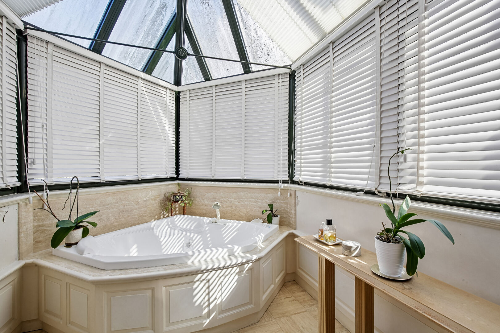 LE VESINET SUD – MAGNIFIQUE PROPRIETE DE 308 M² –  6 CHAMBRES – TERRAIN 1541 M²  – PISCINE – DEPENDANCE AMENAGEE 18 M² –