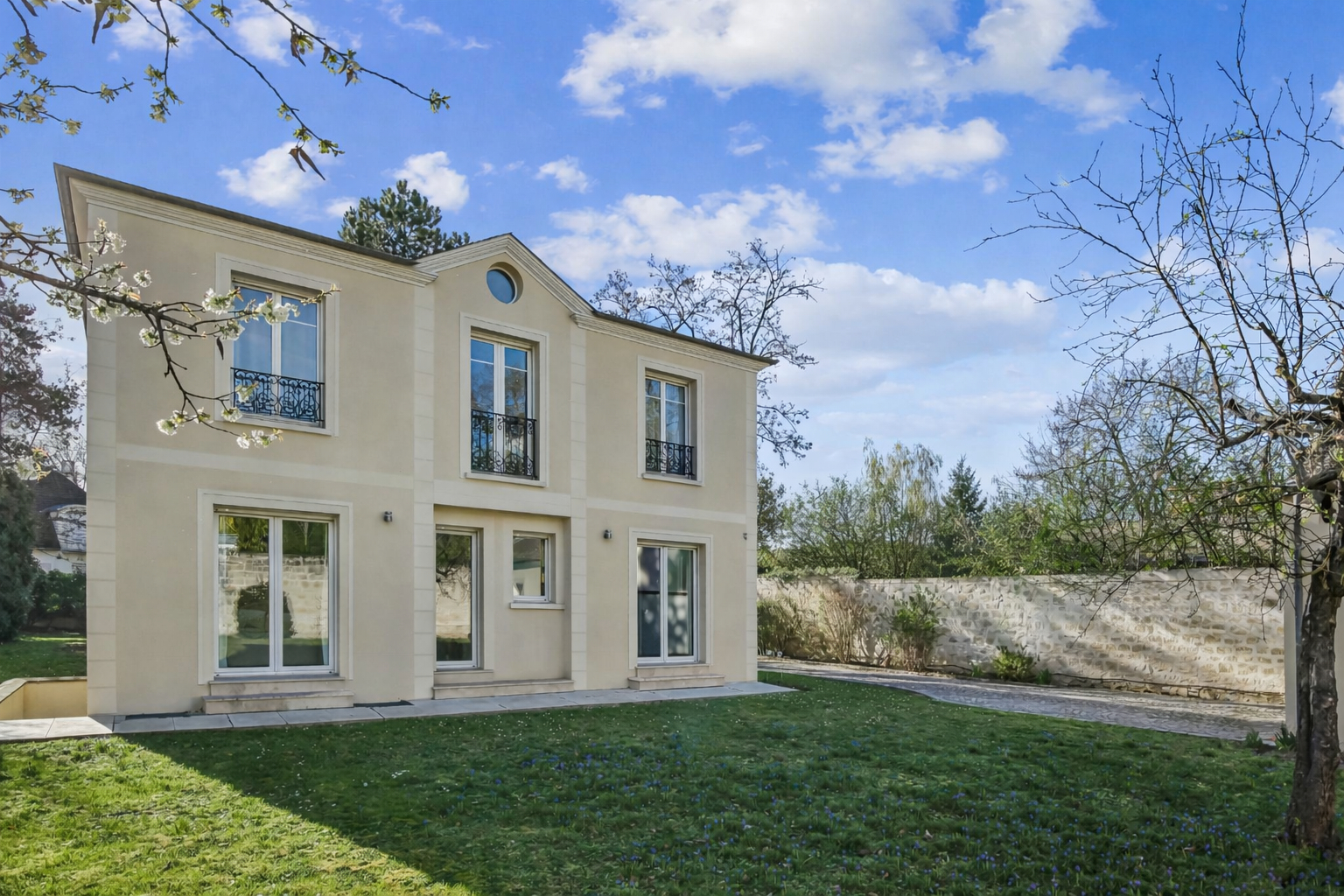 LE VESINET 4 MIN RER, MAGNIFIQUE PROPRIETE CONTEMPORAINE –  256 M² – TERRAIN 1202 M² – BELLES PRESTATIONS