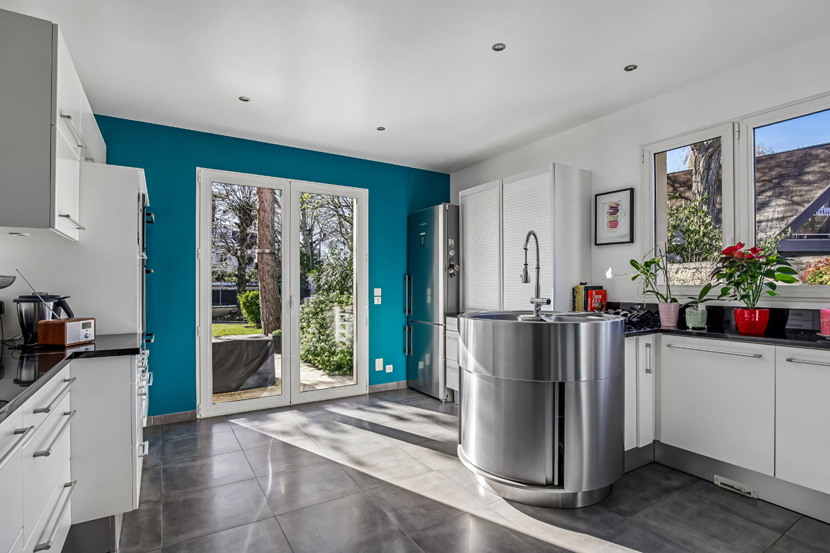 LE VESINET 4 MIN RER, MAGNIFIQUE PROPRIETE CONTEMPORAINE –  256 M² – TERRAIN 1202 M² – BELLES PRESTATIONS