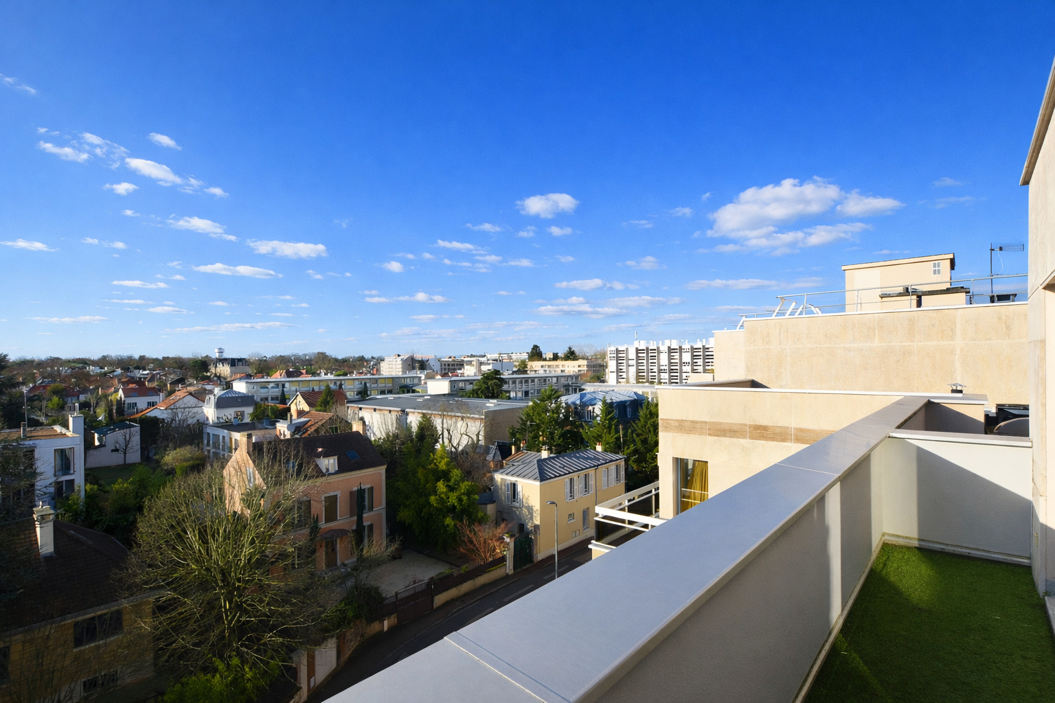 BAS DE CHATOU – Résidence de standing – Appartement 2 pièces 46 m² avec cave et box – 5 mn RER