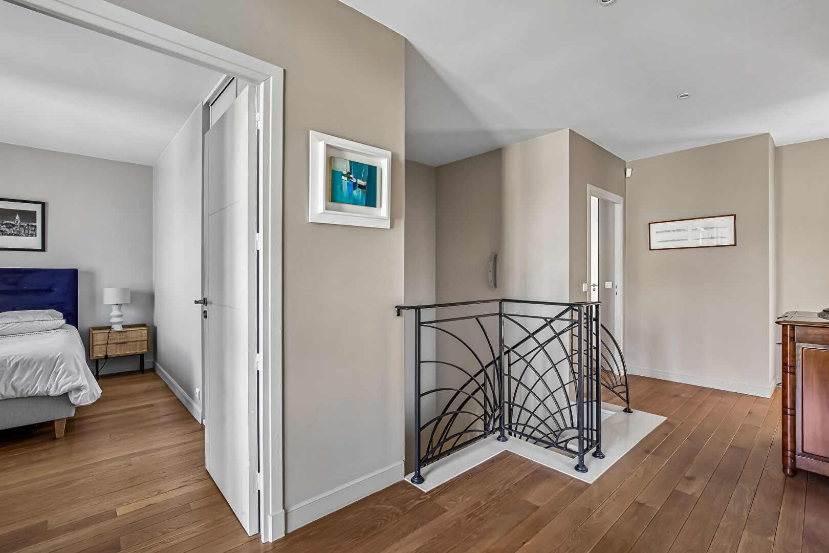 LE VESINET 4 MIN RER, MAGNIFIQUE PROPRIETE CONTEMPORAINE –  256 M² – TERRAIN 1202 M² – BELLES PRESTATIONS