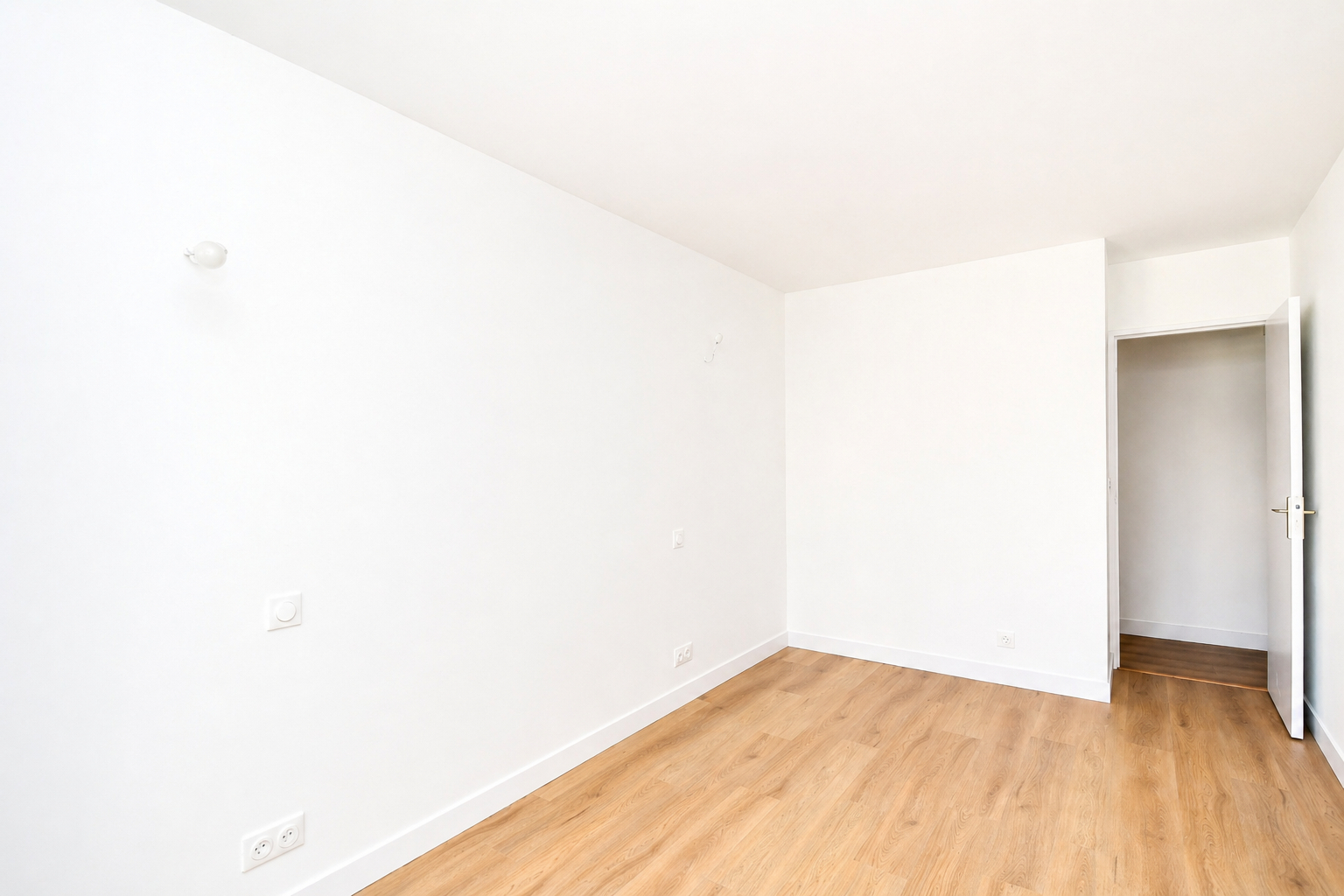 BAS DE CHATOU – 6 MN RER – APPARTEMENT FAMILIALE DE 3 CHAMBRES 110 M² AVEC TERRASSE DE  27 M²- CAVE ET PARKING