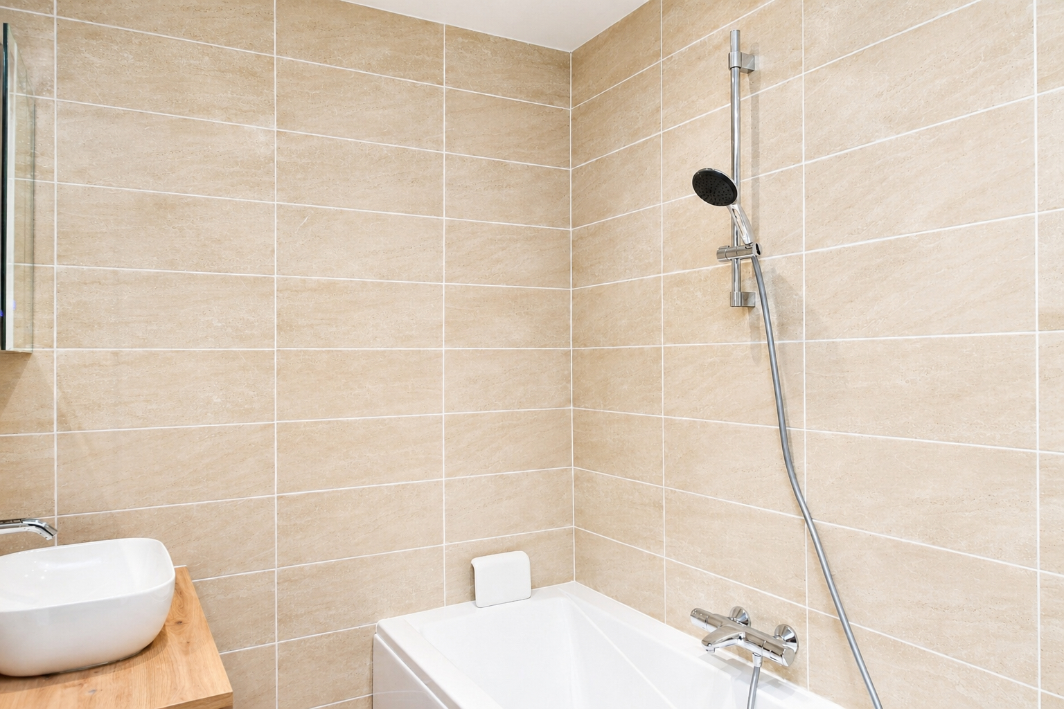 BAS DE CHATOU – 6 MN RER – APPARTEMENT FAMILIALE DE 3 CHAMBRES 110 M² AVEC TERRASSE DE  27 M²- CAVE ET PARKING
