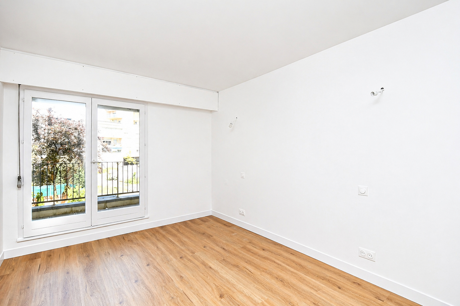 BAS DE CHATOU – 6 MN RER – APPARTEMENT FAMILIALE DE 3 CHAMBRES 110 M² AVEC TERRASSE DE  27 M²- CAVE ET PARKING