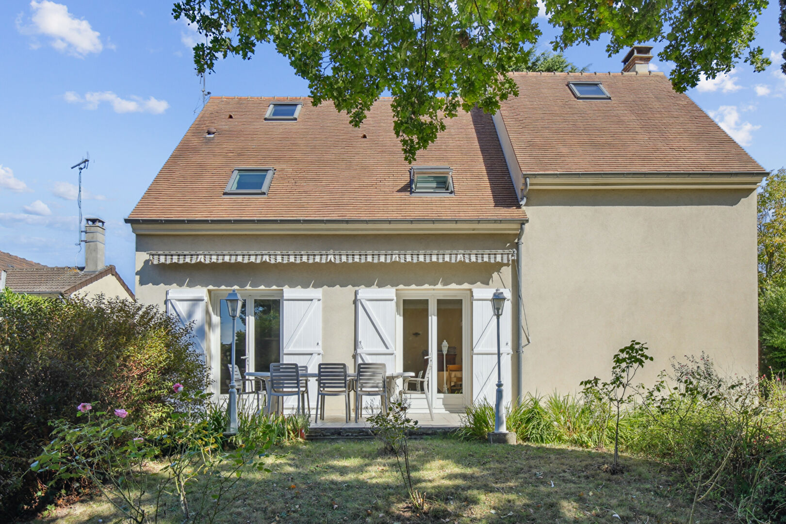 CHATOU  MAISON FAMILIALE – 5 CHAMBRES –  176 M² AU SOL – TERRAIN 795 M² – LUMINEUSE ET AU CALMEière du Vésinet