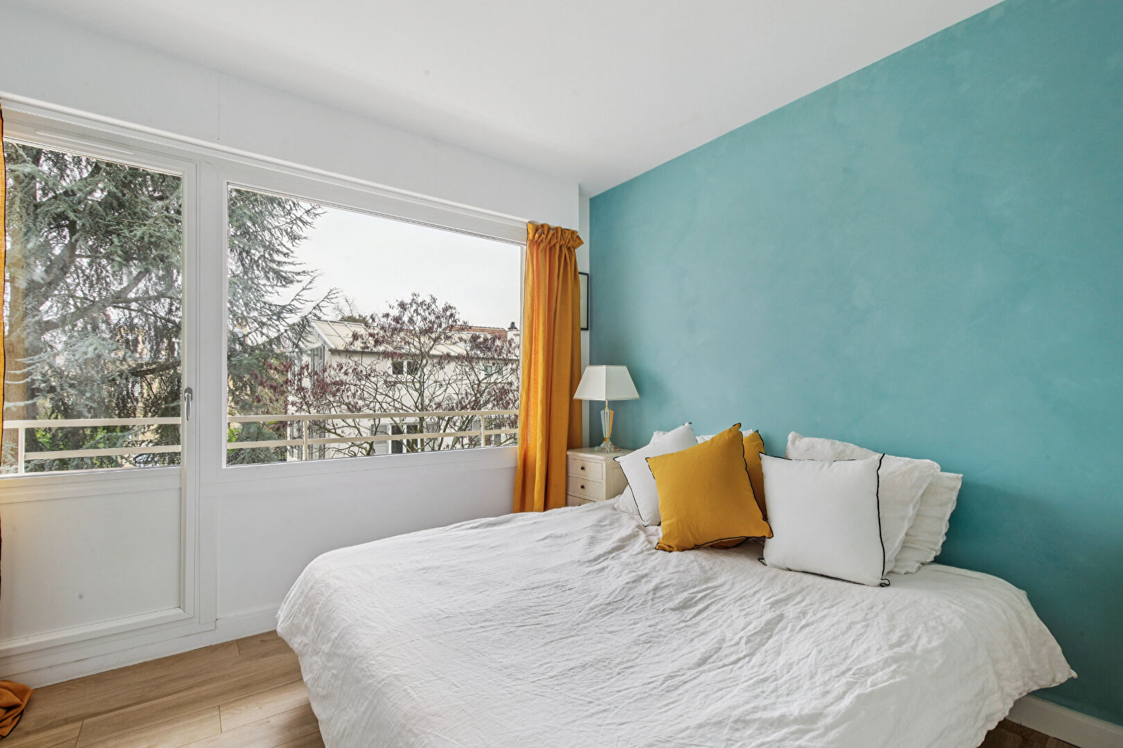 BAS DE CHATOU à 3 mn du RER appartement 5 pièces de 123.55 m² avec 3 chambres, balcon, ascenseur