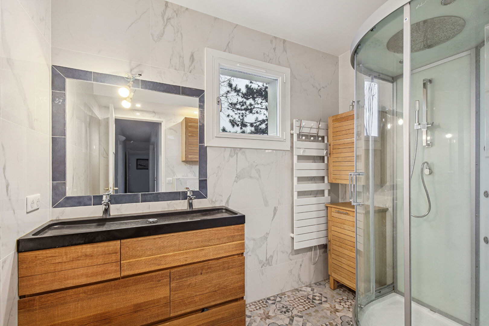 BAS DE CHATOU à 3 mn du RER appartement 5 pièces de 123.55 m² avec 3 chambres, balcon, ascenseur