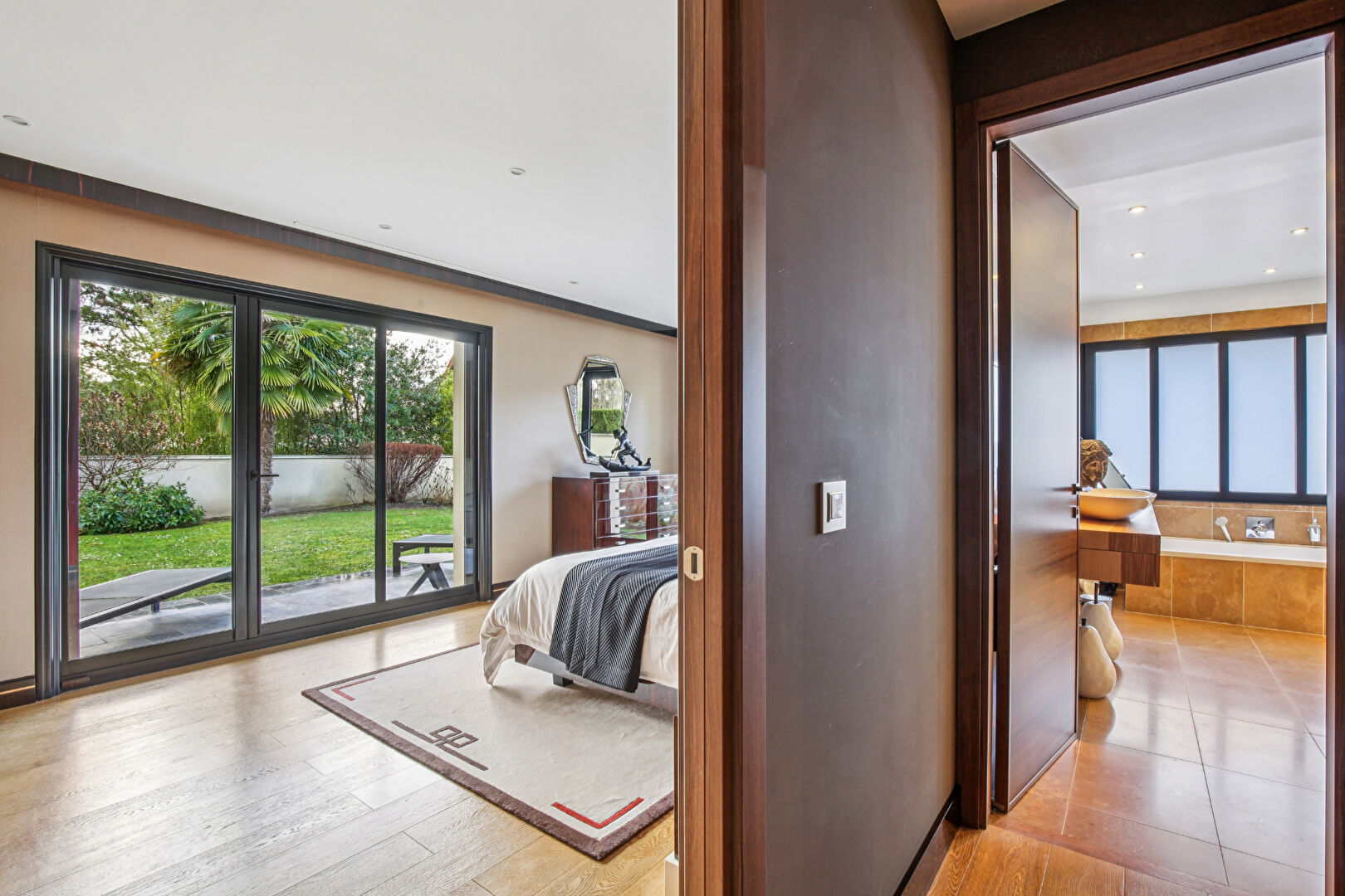 CROISSY-SUR-SEINE – MAISON CONTEMPORAINE DE 236 M² – TERRAIN  984 M² – LUMINEUSE – AU  CALME- PROCHE COMMERCES ET ECOLES