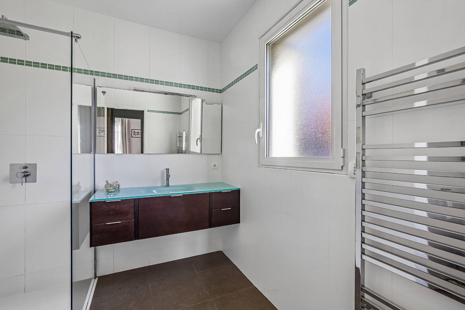 LE VESINET 4 MIN RER, MAGNIFIQUE PROPRIETE CONTEMPORAINE –  256 M² – TERRAIN 1202 M² – BELLES PRESTATIONS