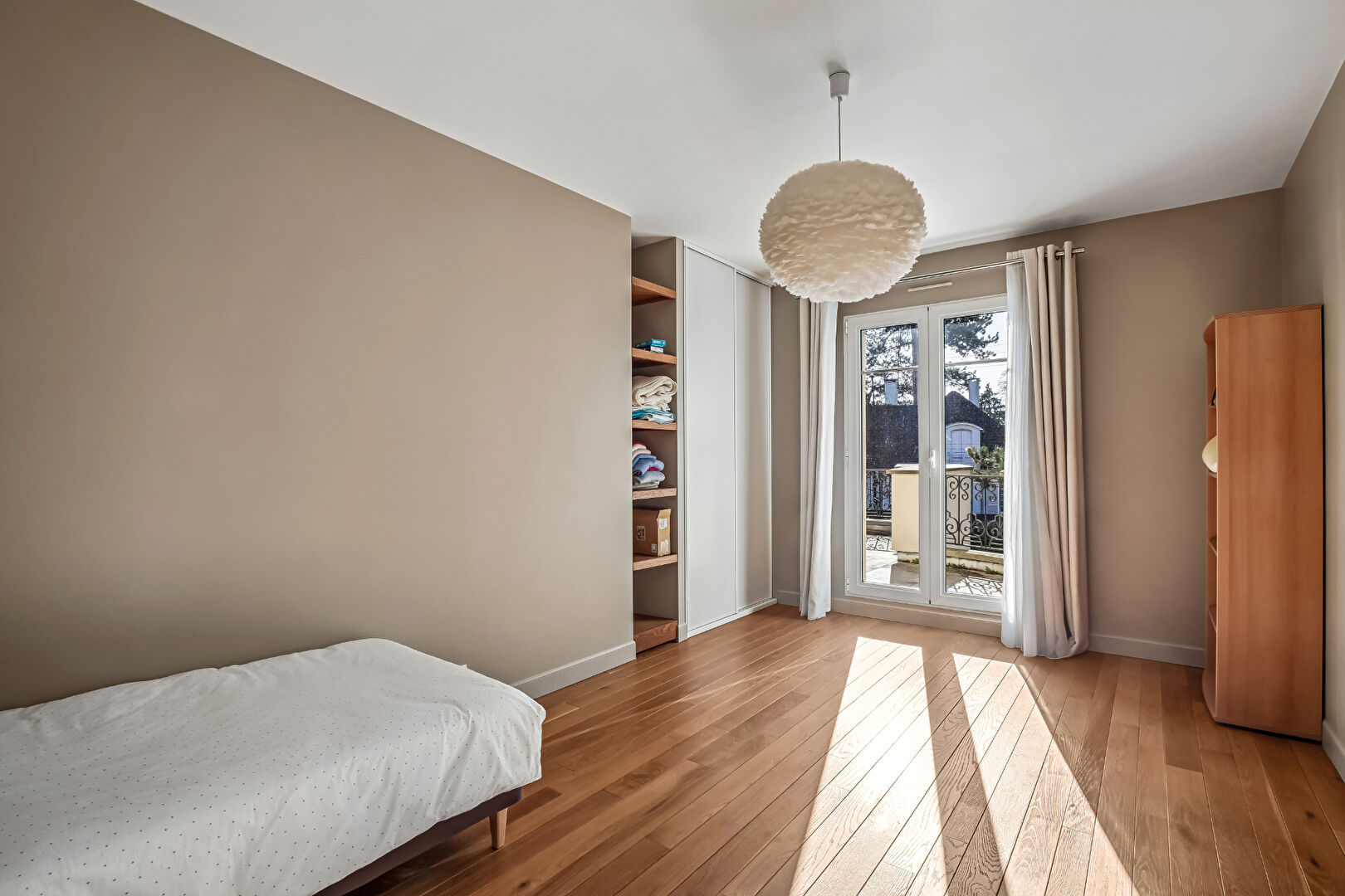 LE VESINET 4 MIN RER, MAGNIFIQUE PROPRIETE CONTEMPORAINE –  256 M² – TERRAIN 1202 M² – BELLES PRESTATIONS