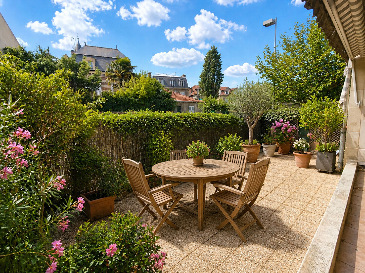 BAS DE CHATOU – 7 MN RER – APPARTEMENT 5 PIECES 98 M²  – TERRASSE 31 m² – CAVE ET PARKING