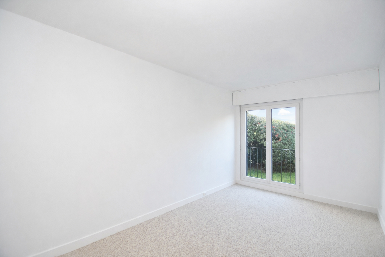 BAS DE CHATOU – 7 MN RER – APPARTEMENT 5 PIECES 98 M²  – TERRASSE 31 m² – CAVE ET PARKING