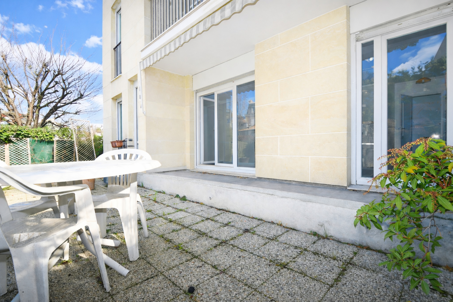 BAS DE CHATOU – 7 MN RER – APPARTEMENT 5 PIECES 98 M²  – TERRASSE 31 m² – CAVE ET PARKING