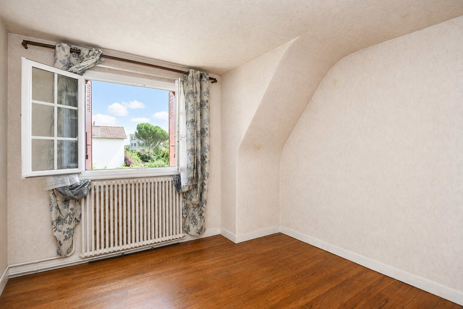 CHATOU – PROCHE COMMERCES ET ECOLES – MAISON 102 M² – 3 CHAMBRES – SOUS-SOL TOTAL – TERRAIN 395 m²  –