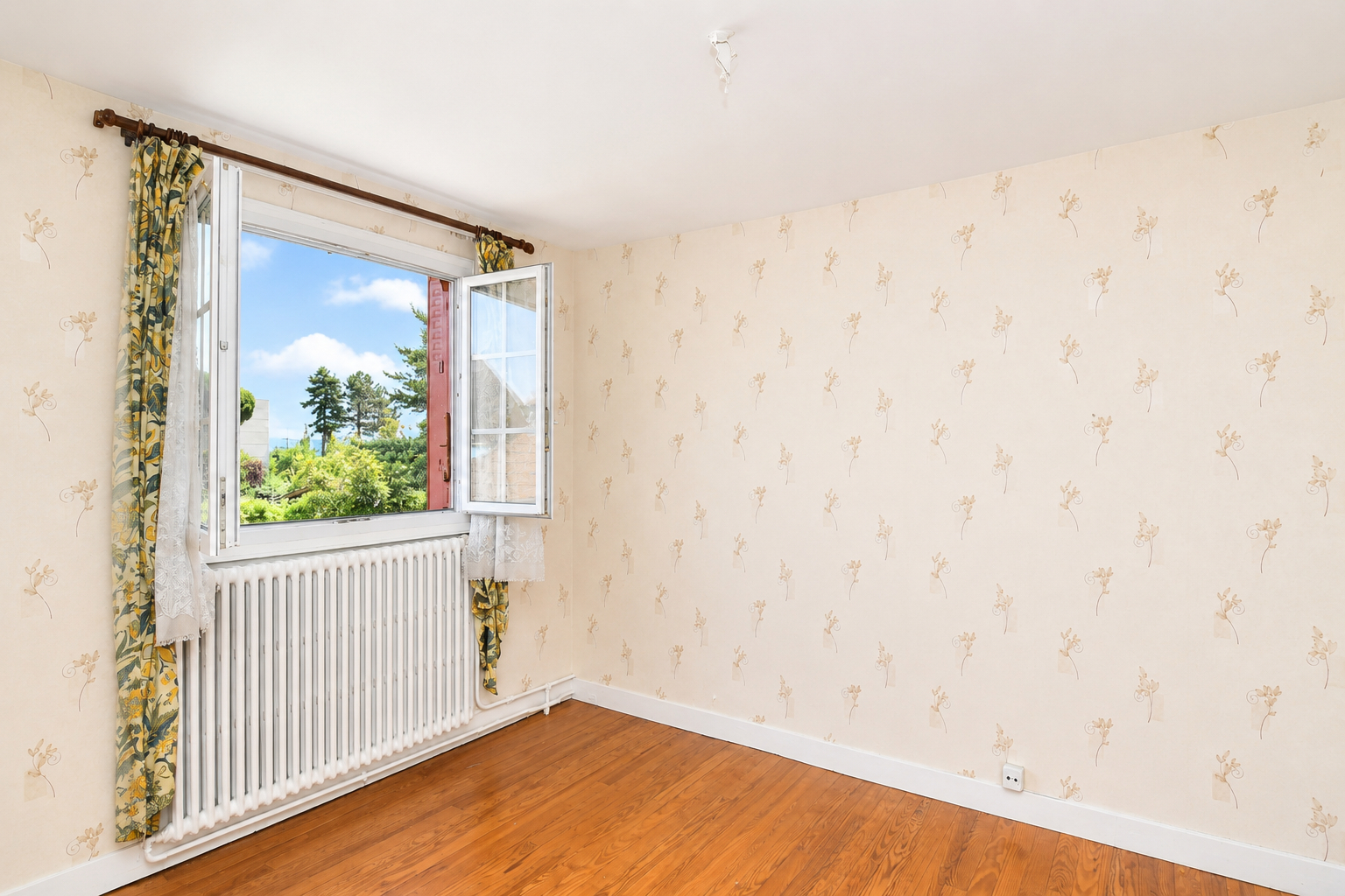 CHATOU – PROCHE COMMERCES ET ECOLES – MAISON 102 M² – 3 CHAMBRES – SOUS-SOL TOTAL – TERRAIN 395 m²  –