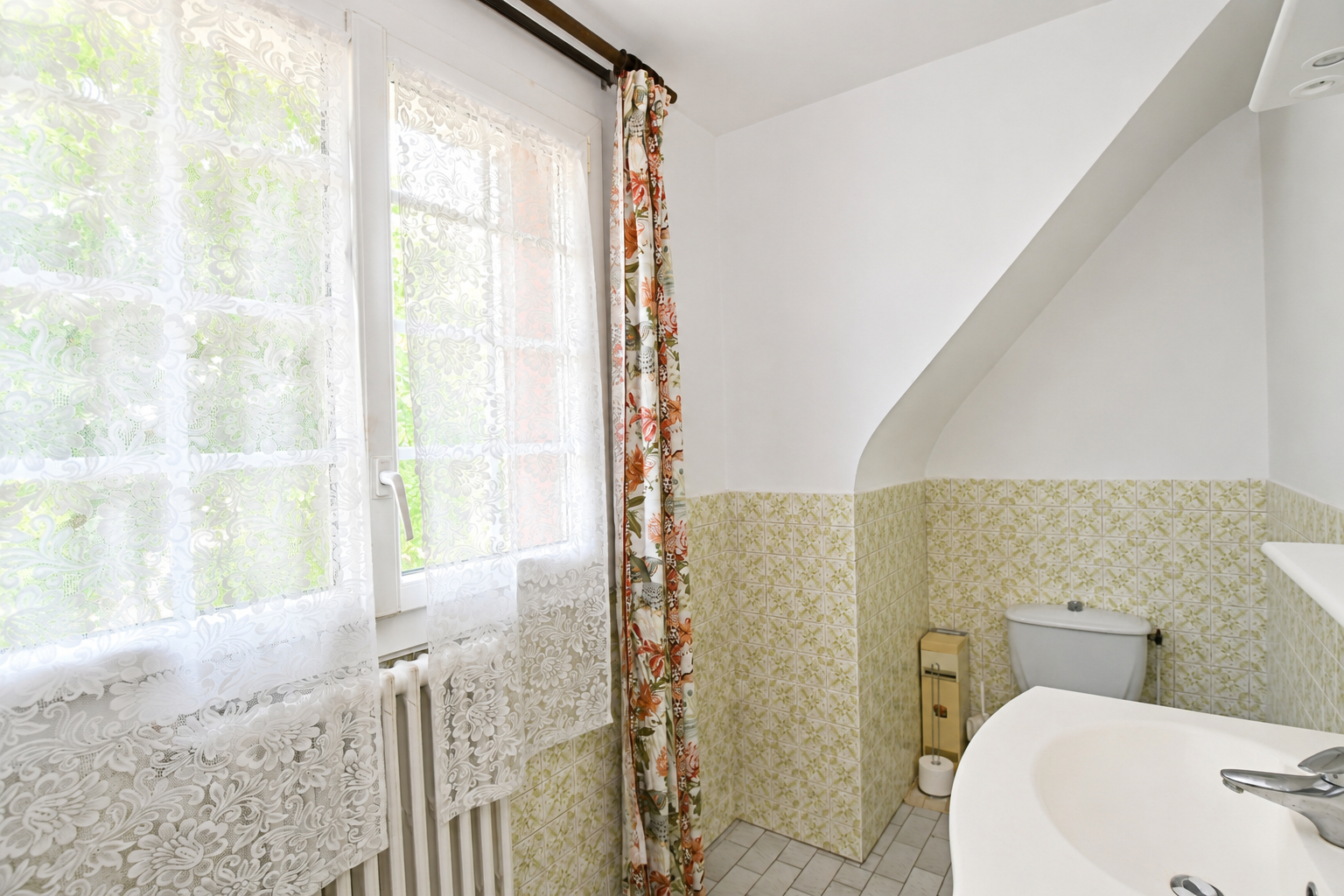 CHATOU – PROCHE COMMERCES ET ECOLES – MAISON 102 M² – 3 CHAMBRES – SOUS-SOL TOTAL – TERRAIN 395 m²  –