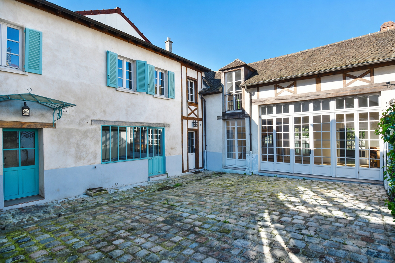 BOUGIVAL – CENTRE-VILLE  – Charmante propriété de 2 maisons, idéale pour deux familles ou avec une activité professionnelle