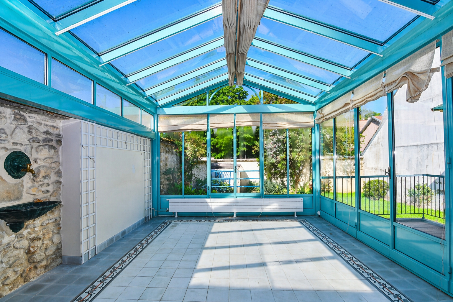 BOUGIVAL – CENTRE-VILLE  – Charmante propriété de 2 maisons, idéale pour deux familles ou avec une activité professionnelle