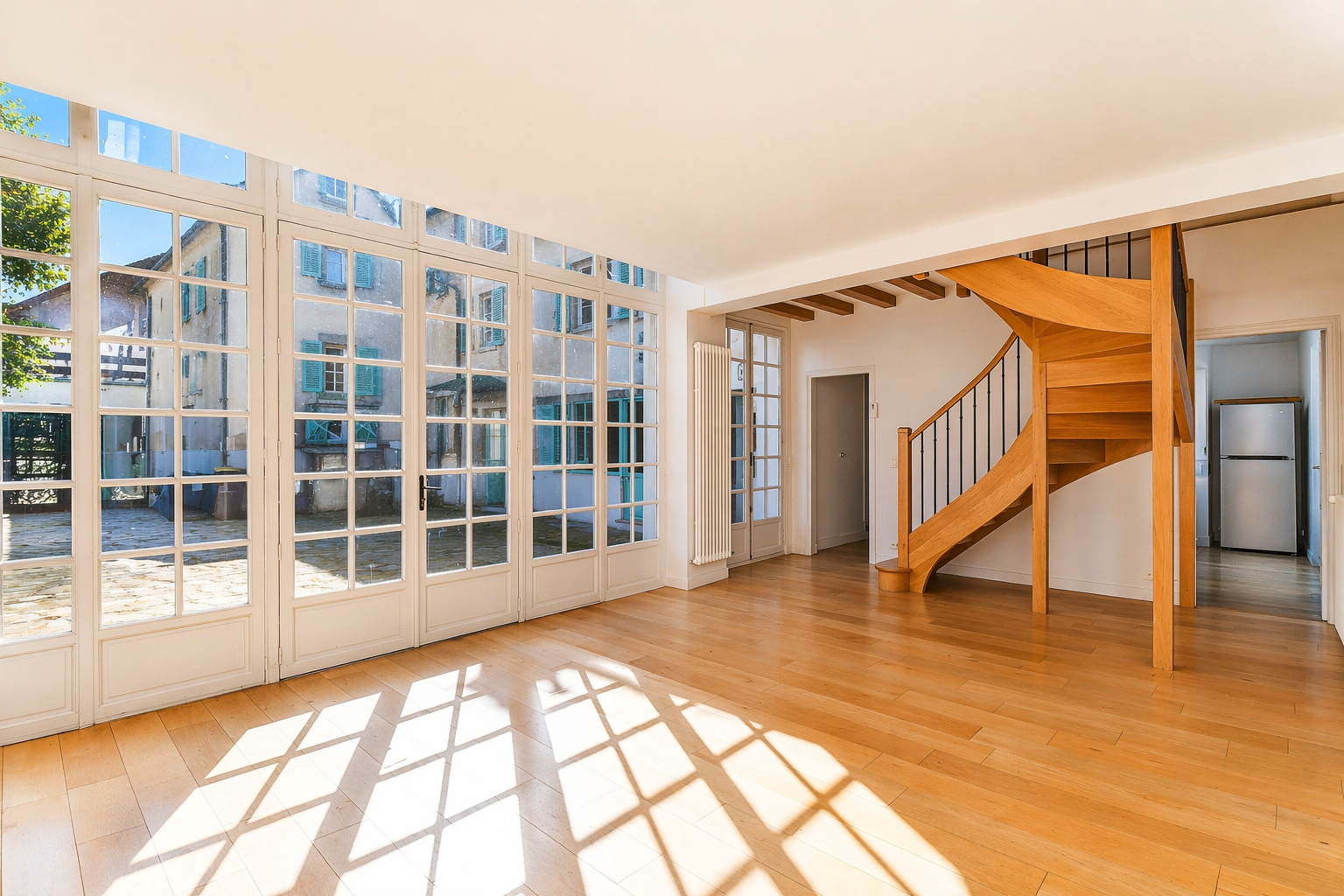 BOUGIVAL – CENTRE-VILLE  – Charmante propriété de 2 maisons, idéale pour deux familles ou avec une activité professionnelle