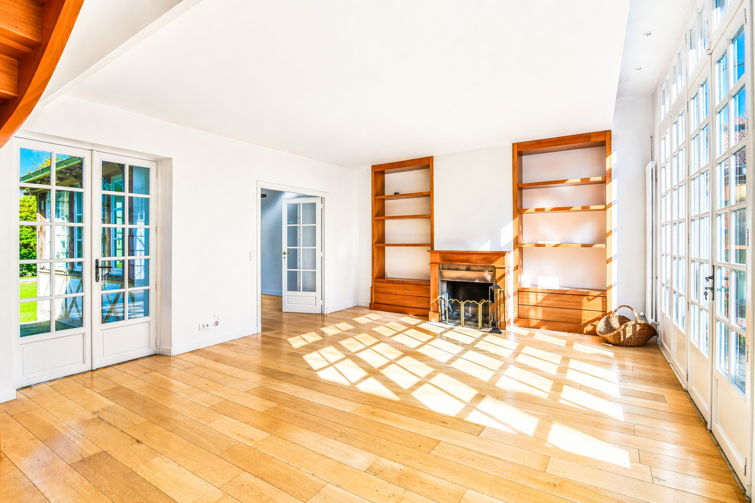 BOUGIVAL – CENTRE-VILLE  – Charmante propriété de 2 maisons, idéale pour deux familles ou avec une activité professionnelle