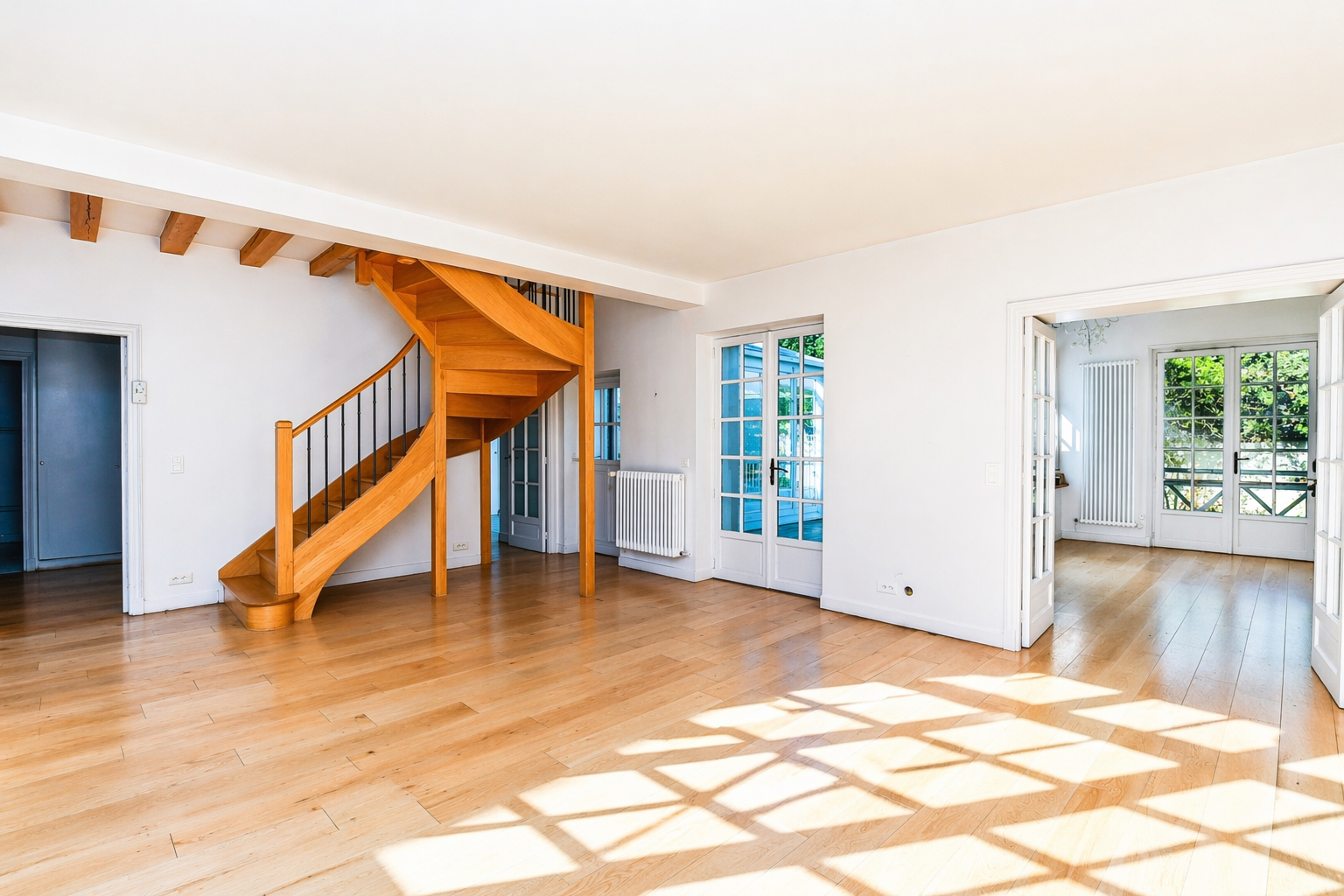 BOUGIVAL – CENTRE-VILLE  – Charmante propriété de 2 maisons, idéale pour deux familles ou avec une activité professionnelle