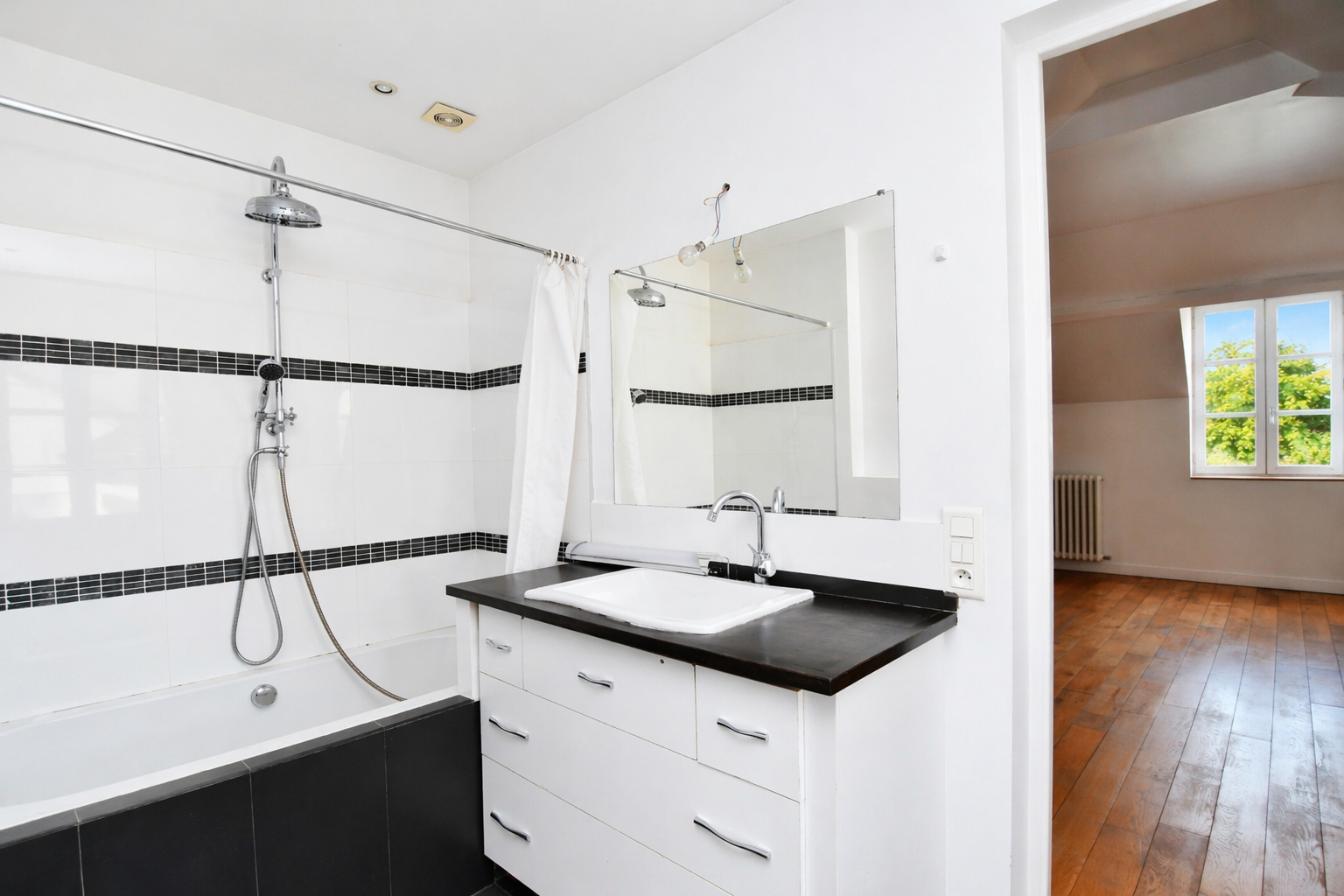 BOUGIVAL – CENTRE-VILLE  – Charmante propriété de 2 maisons, idéale pour deux familles ou avec une activité professionnelle