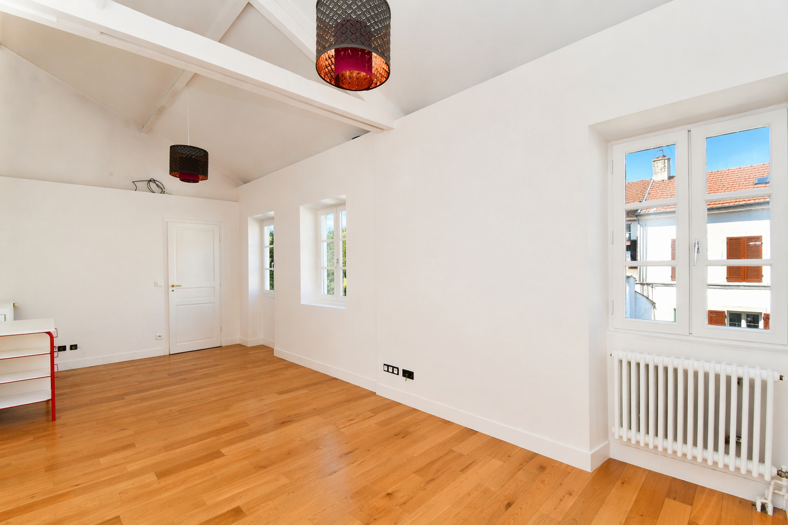 BOUGIVAL – CENTRE-VILLE  – Charmante propriété de 2 maisons, idéale pour deux familles ou avec une activité professionnelle