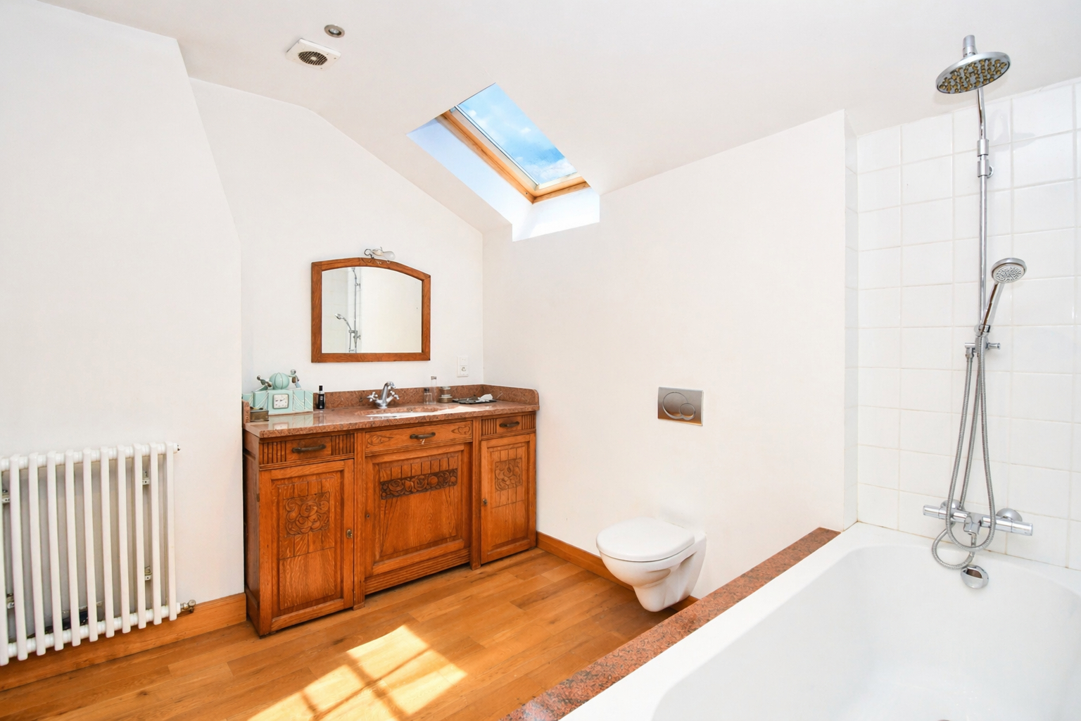 BOUGIVAL – CENTRE-VILLE  – Charmante propriété de 2 maisons, idéale pour deux familles ou avec une activité professionnelle