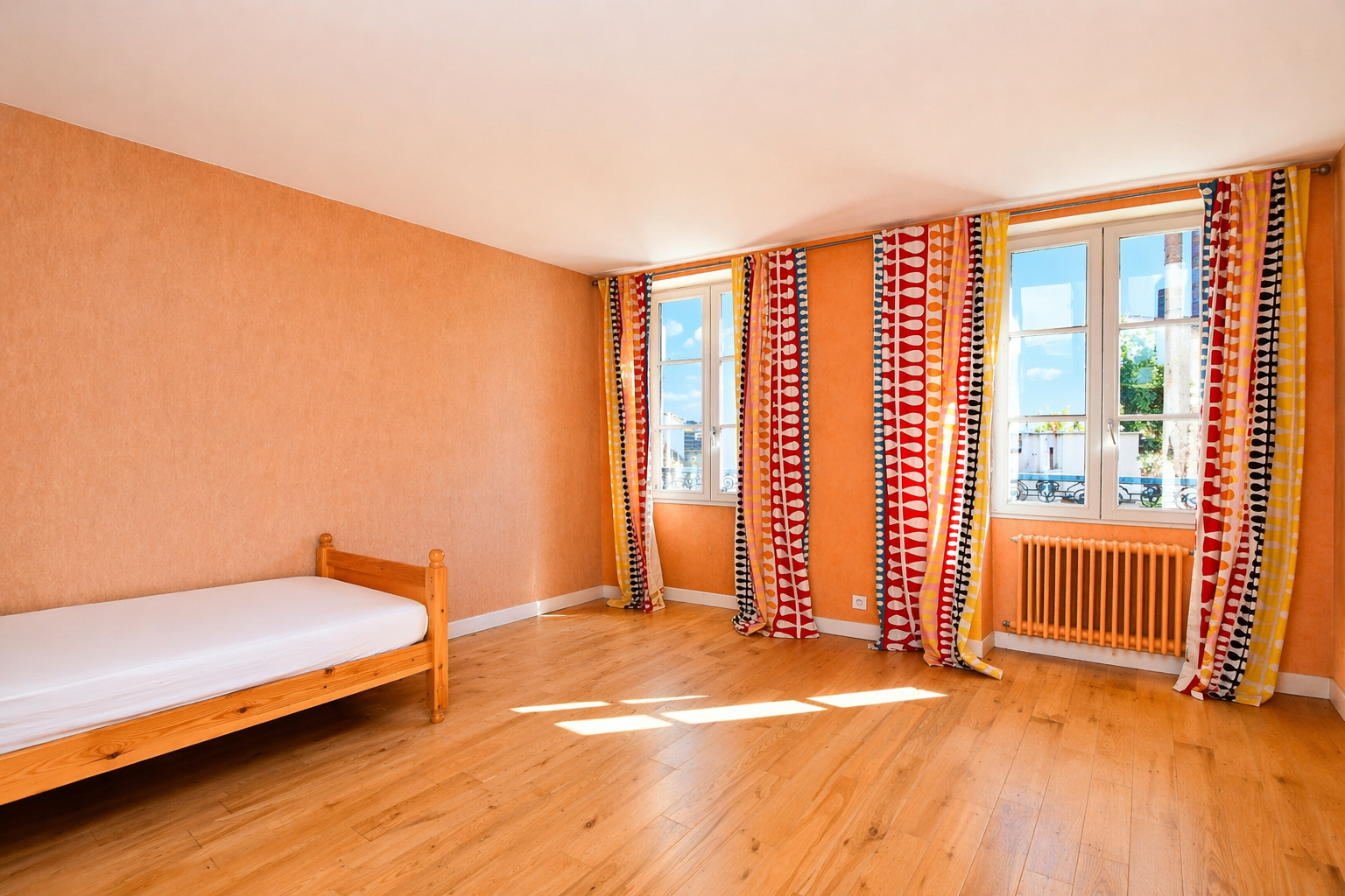 BOUGIVAL – CENTRE-VILLE  – Charmante propriété de 2 maisons, idéale pour deux familles ou avec une activité professionnelle