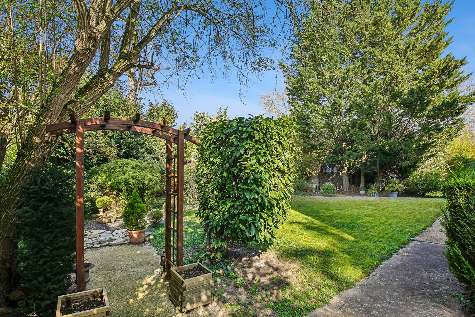 CHATOU BAS 15 MN RER –  MAISON FAMILIALE DE 212 m2  – 5  CHAMBRES – TERRAIN  809 M²