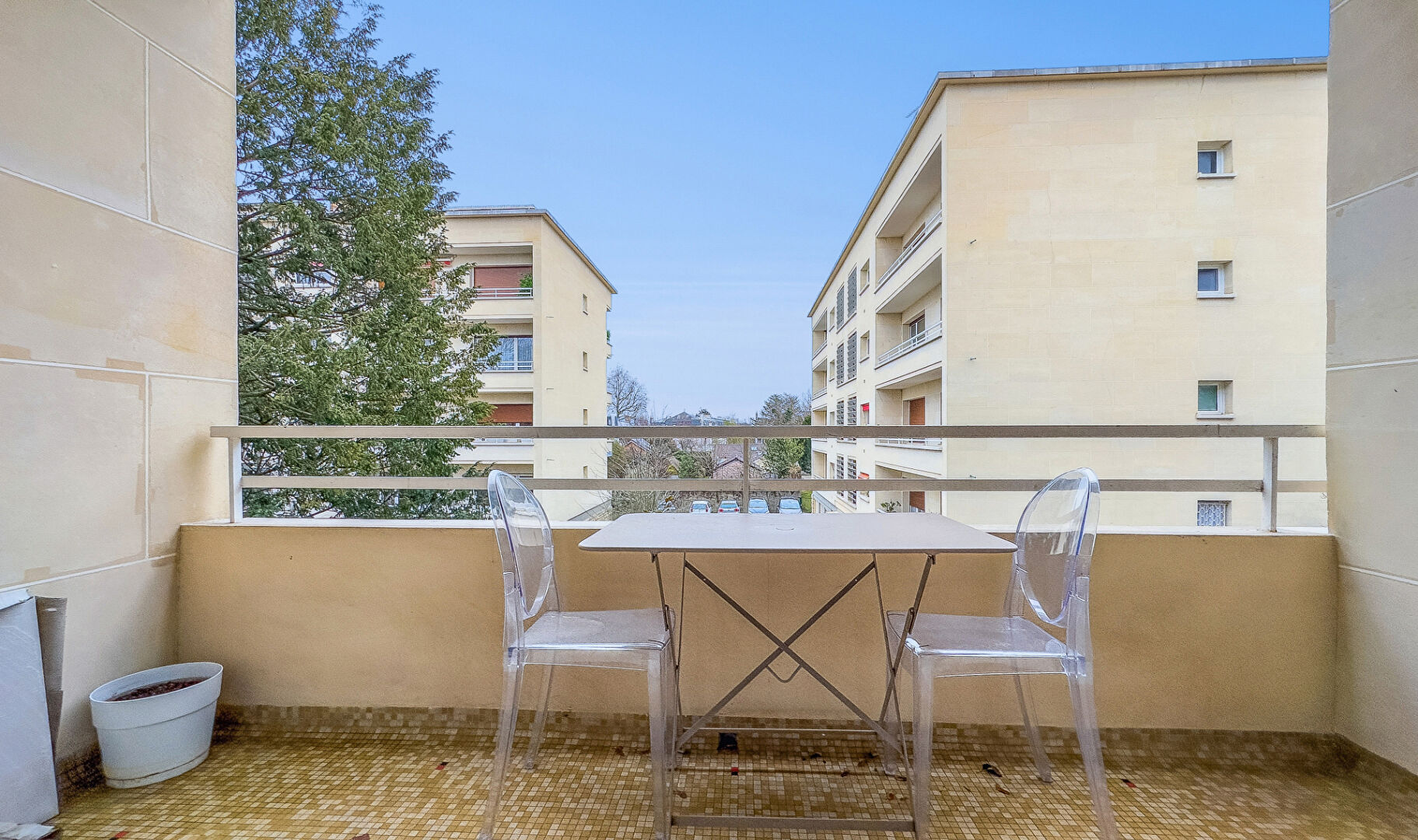 BAS DE CHATOU à 3 mn du RER appartement 5 pièces de 123.55 m² avec 3 chambres, balcon, ascenseur