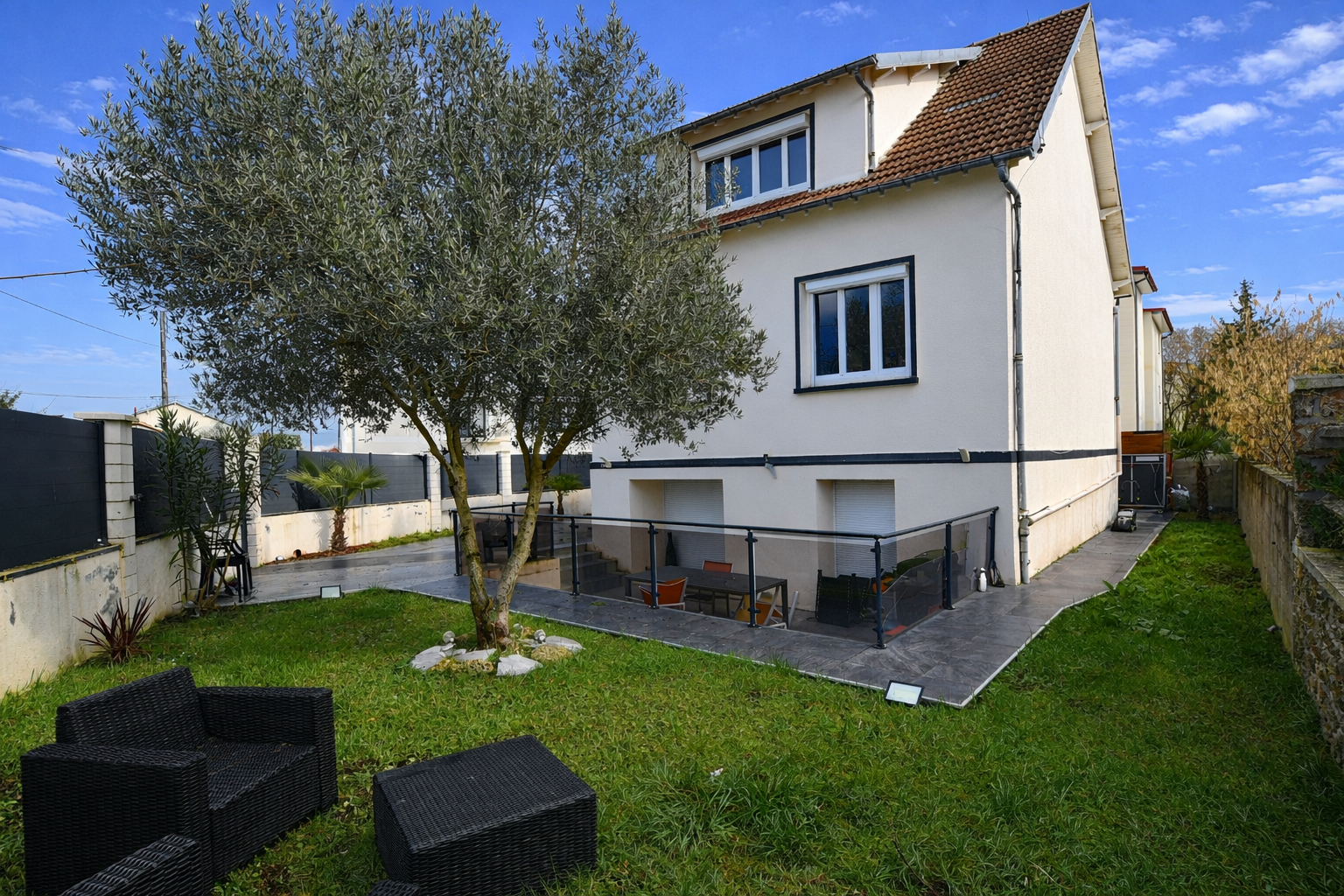 CHATOU – MAISON DE 154 M² RENOVEE  LUMINEUSE – AU CALME – PROCHE ECOLES ET COMMERCES