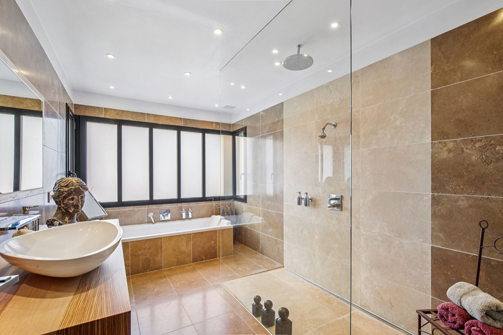 CROISSY-SUR-SEINE – MAISON CONTEMPORAINE DE 236 M² – TERRAIN  984 M² – LUMINEUSE – AU  CALME- PROCHE COMMERCES ET ECOLES